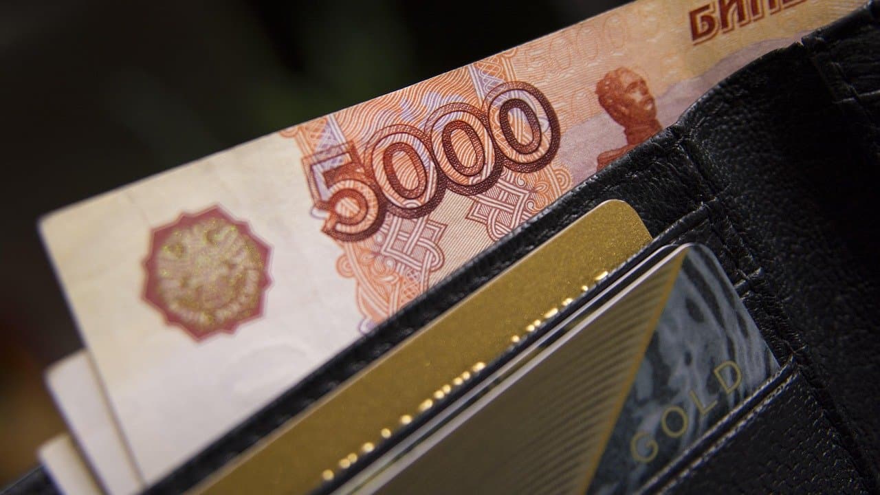 Bancnote de ruble rusești într-un portofel