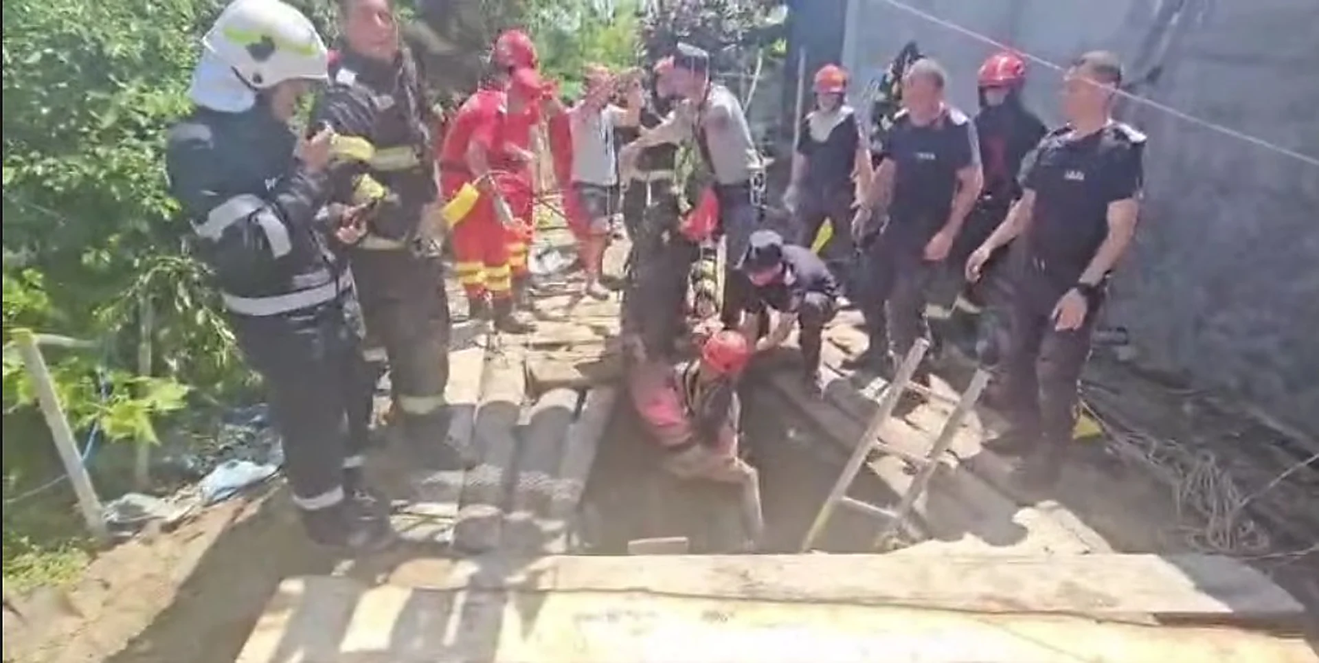 Pompierii ISU Vrancea intervin la fântâna în construcție din comuna Garoafa pentru salvarea unei fetițe de 8 ani