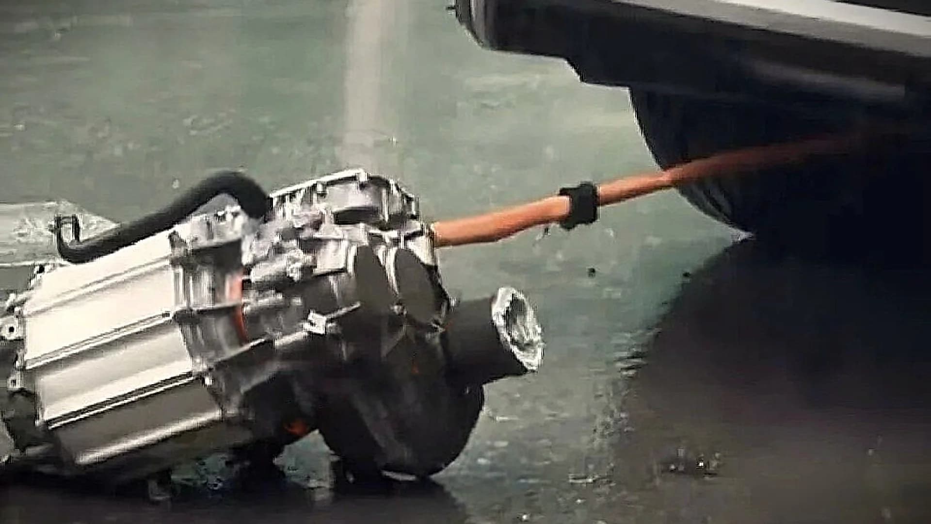 Ansamblul motorului electric desprins de sub un BYD Tang pe o stradă inundată din Shenyang