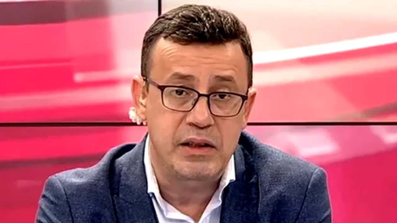 Victor Ciutacu, realizator România TV, în platoul emisiunii sale