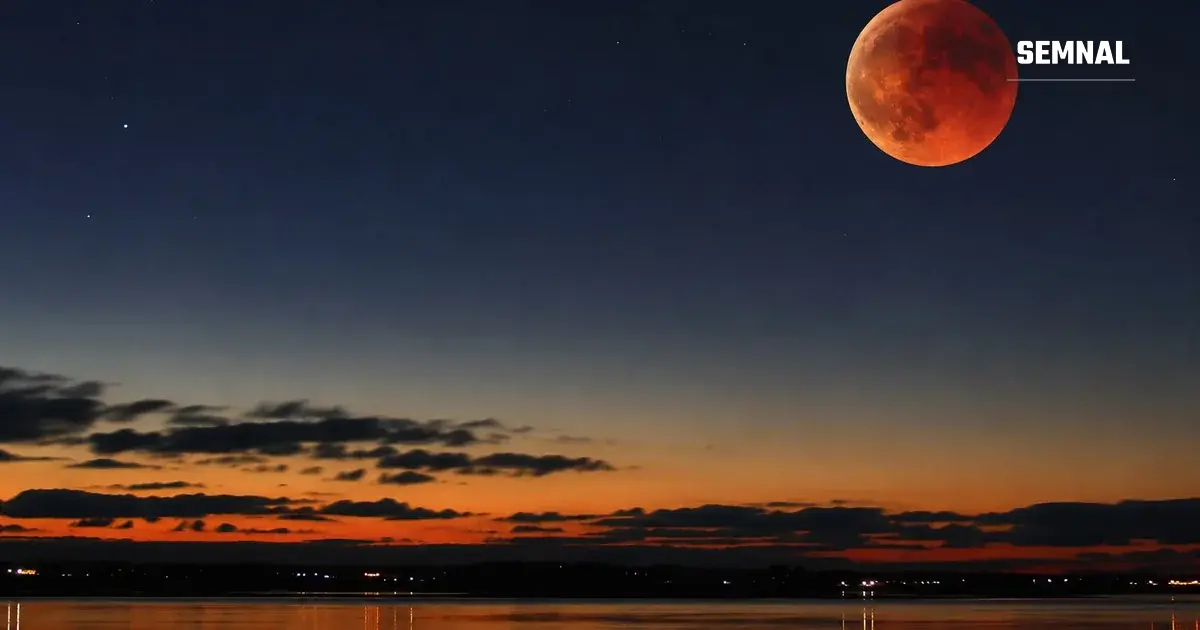 Lună roșie în timpul eclipsei totale de Lună, deasupra orizontului