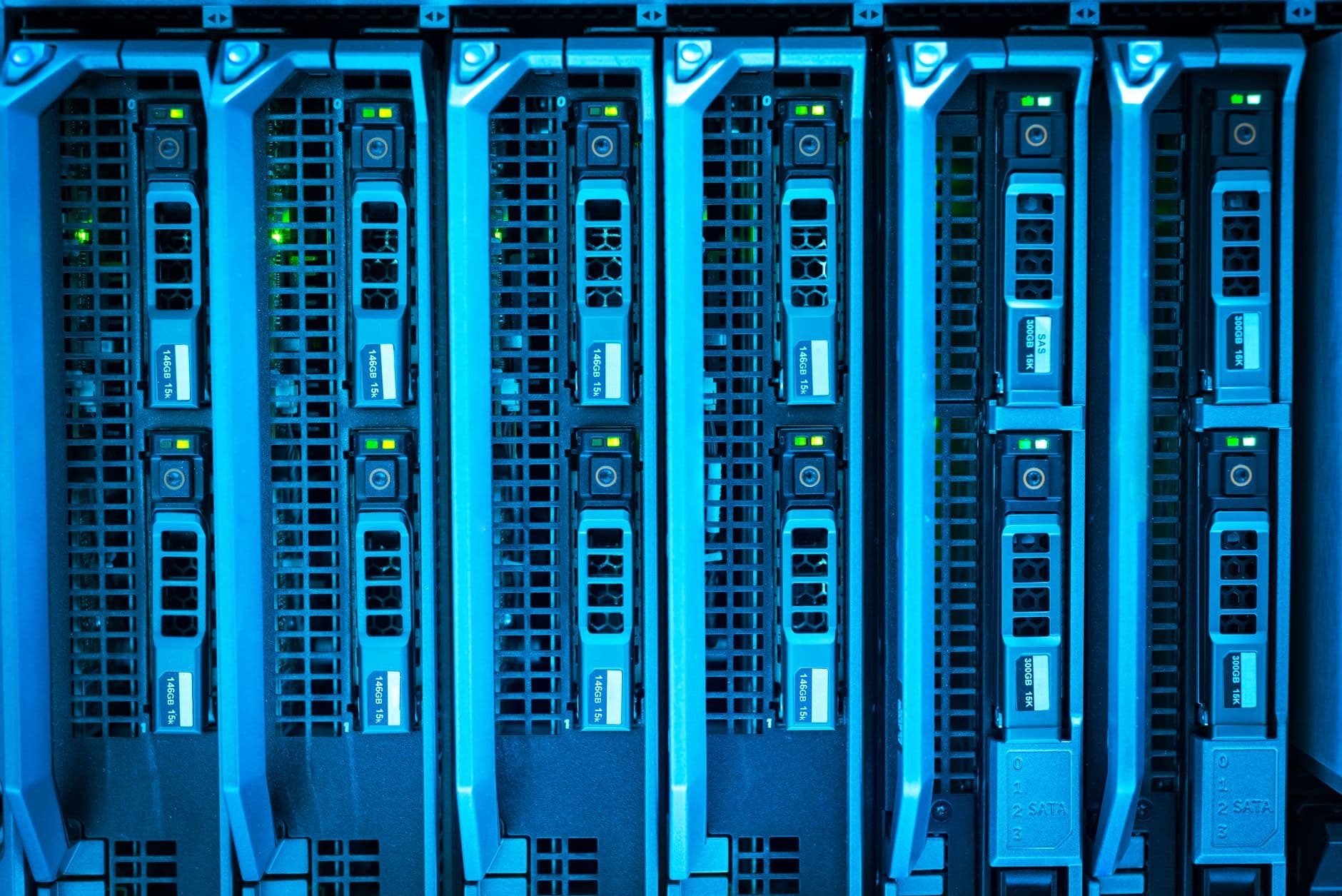 Servere blade într-un rack de centru de date, cu unități de stocare în lumină albastră, ilustrând infrastructura vizată de atacuri cibernetice
