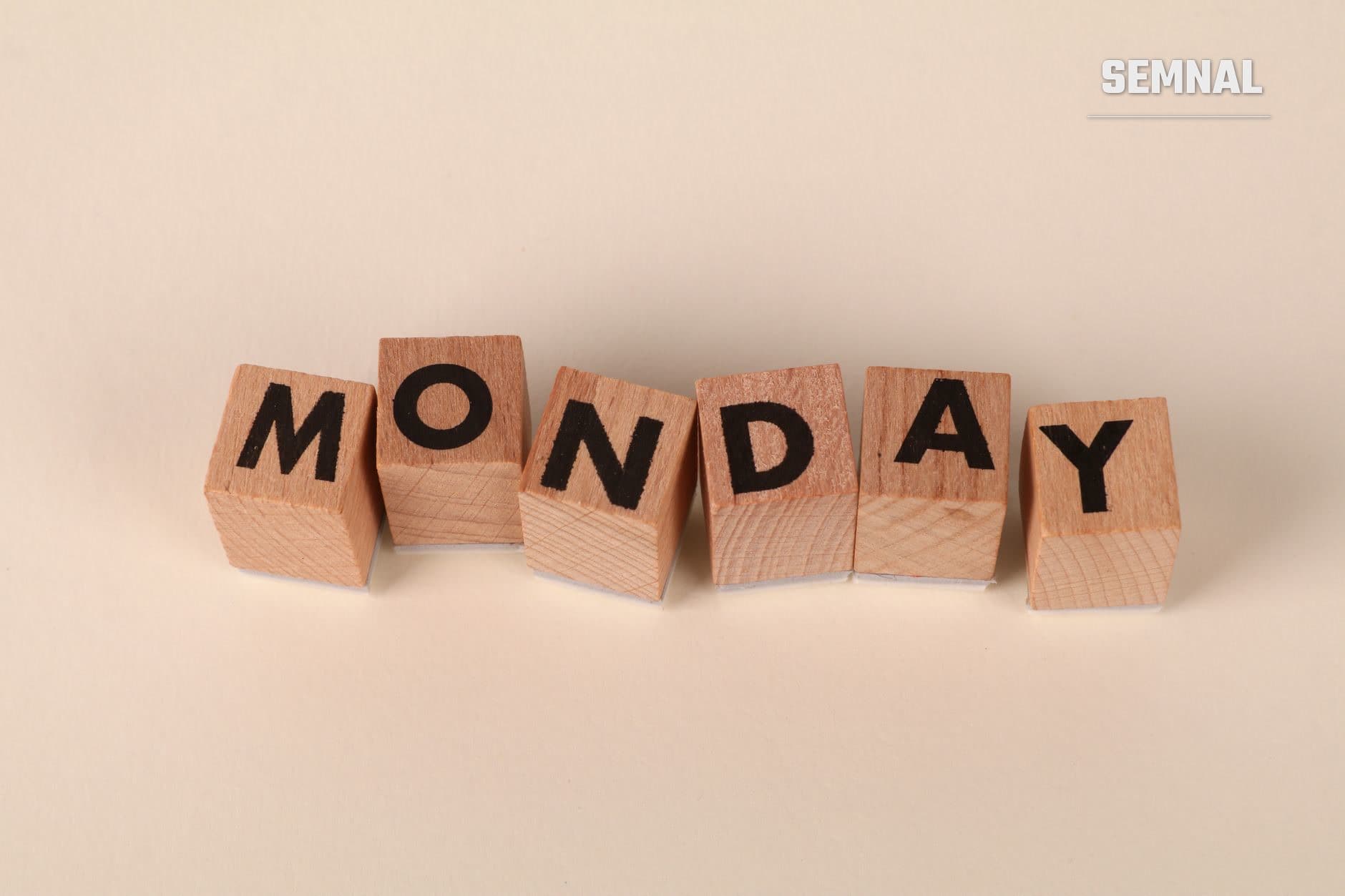 Șase cuburi din lemn cu literele negre care formează cuvântul 'MONDAY', ilustrând tema zilelor săptămânii și originea denumirilor acestora în limba engleză și alte limbi europene.