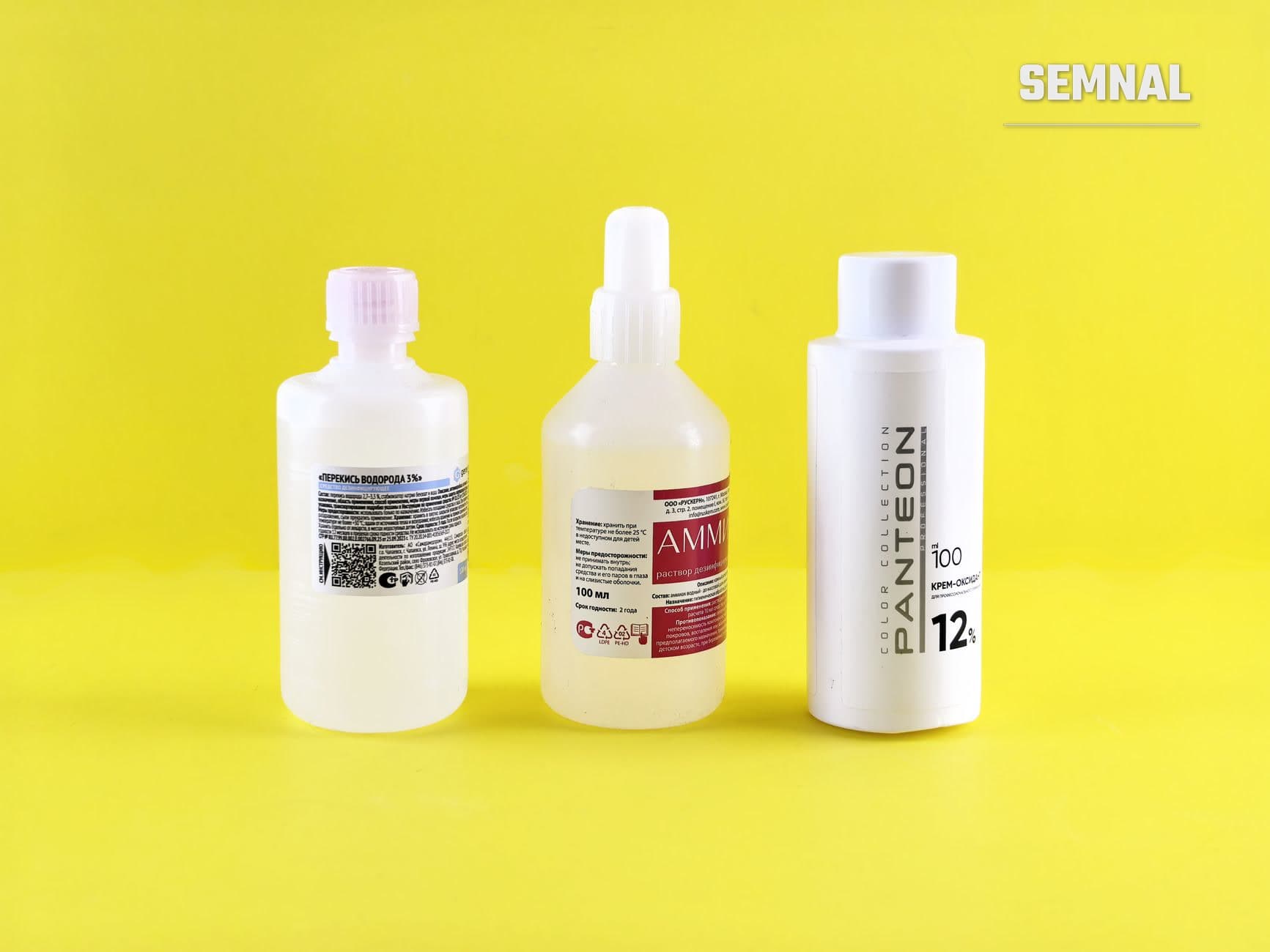 Trei flacoane de produse cosmetice cu etichete care conțin informații despre ingrediente și procentaj pe fundal galben viu.