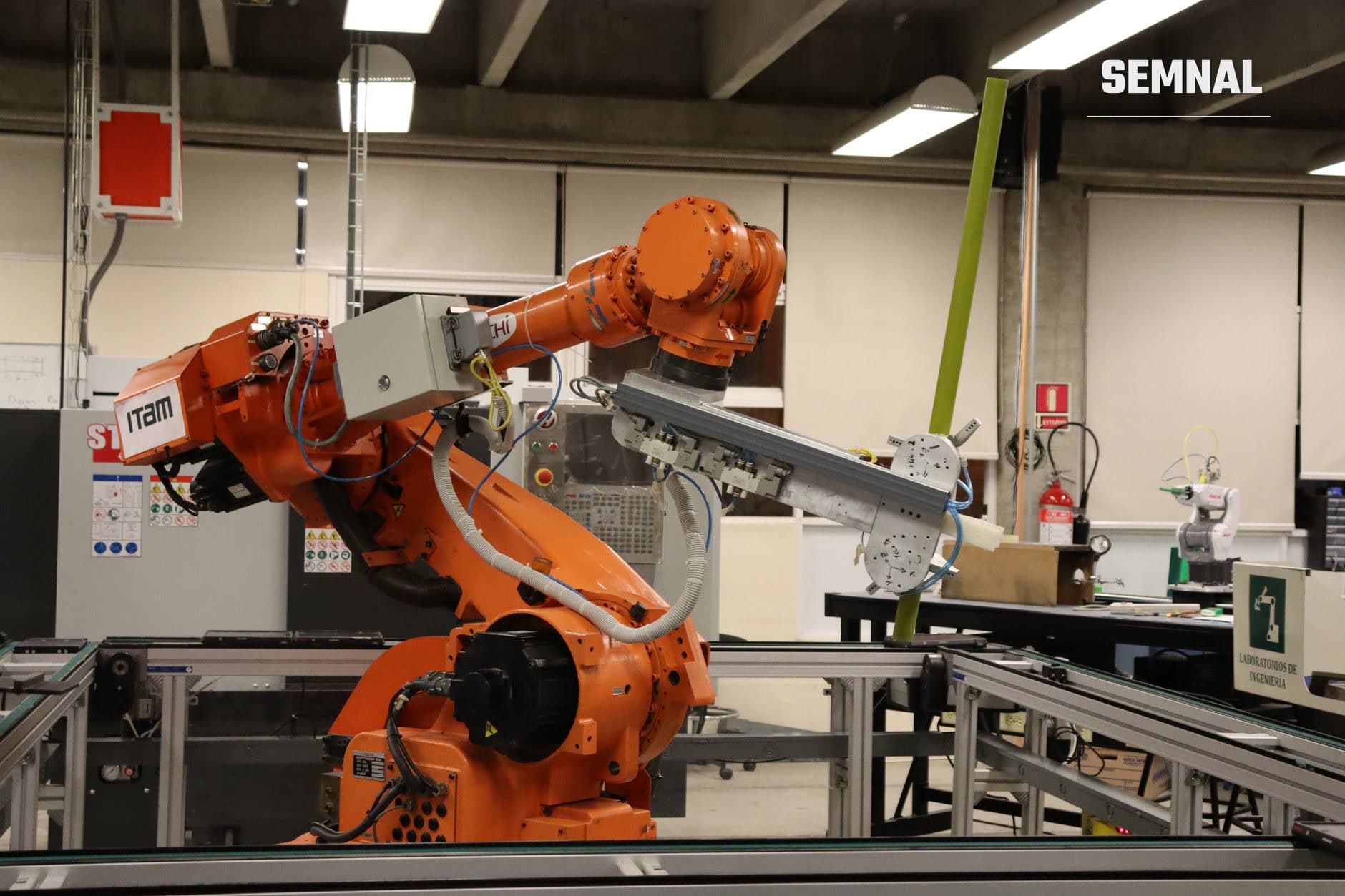 Robot industrial portocaliu cu braț mecanic și mână robotică complexă, testat într-un laborator de inginerie, pregătit pentru automatizarea în centre de date