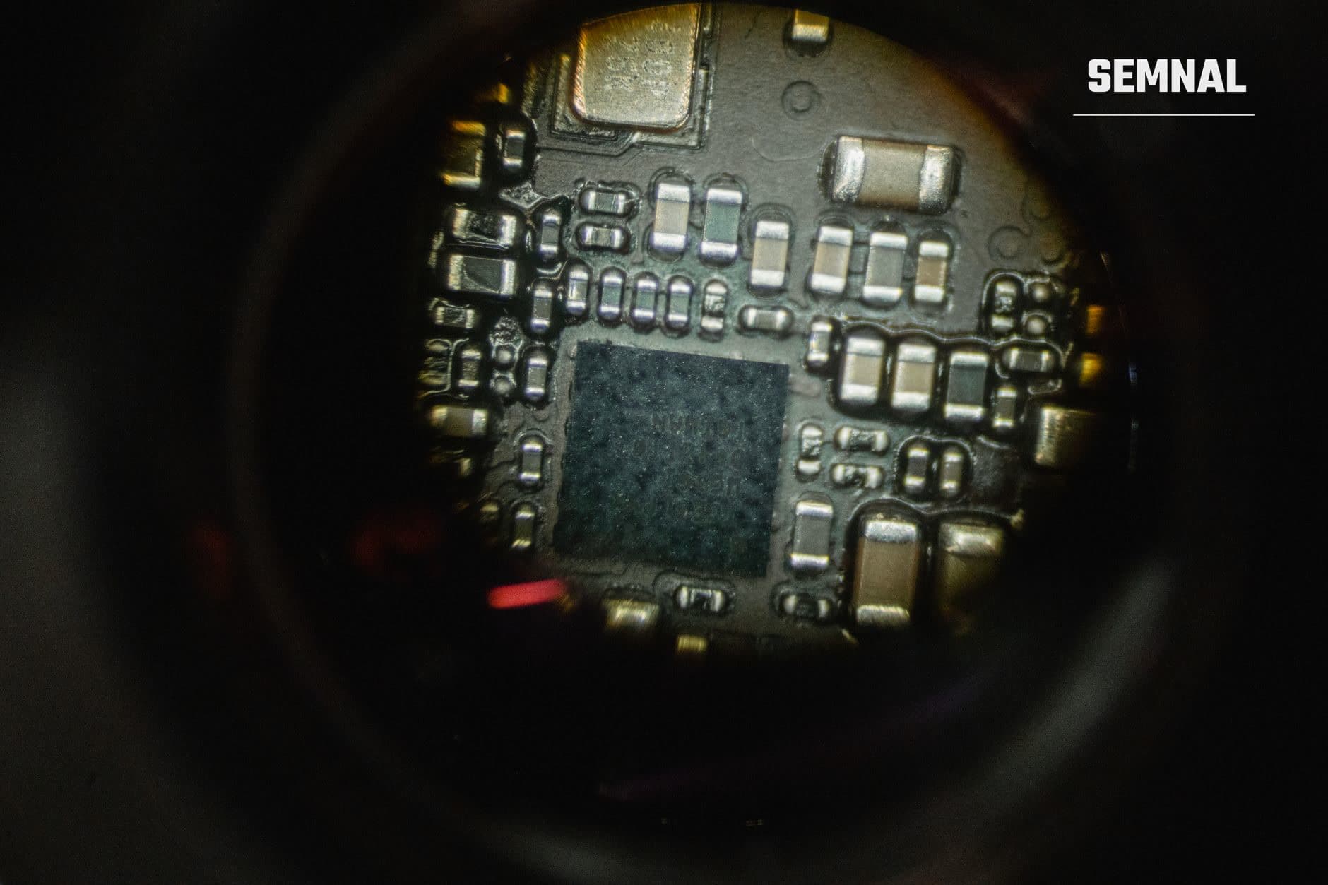 Detaliu macro al unui circuit integrat și componente electronice pe o placă de circuite, evidențiind structura internă a cipurilor de memorie care influențează prețurile dispozitivelor mobile. (Foto: Tima Miroshnichenko / Pexels)