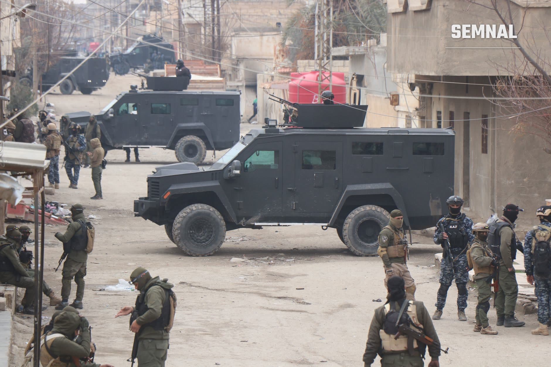 Forțe militare și vehicule blindate negre pe o stradă din Yemen, în zona de conflict din Marib sau Taiz, cu soldați și combatanți echipați tactic poziționați în perimetrul urban. (Foto: Ivan Hassib / Pexels)