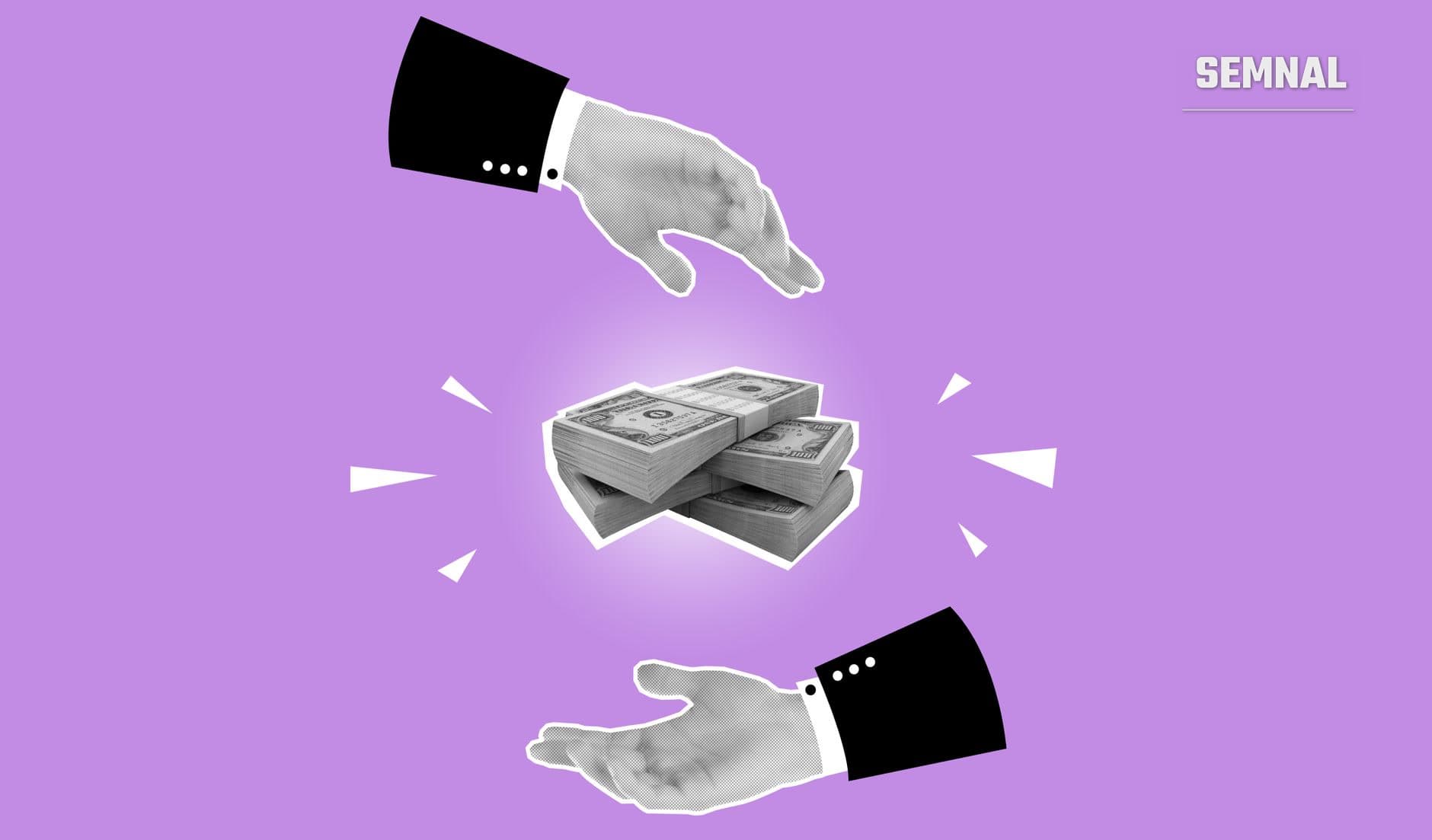 Două mâini în costum schimbând stive de bancnote de dolar pe fundal roz-violet, reprezentând o tranzacție finanțiară majoră de investiție. (Foto: Monstera Production / Pexels)