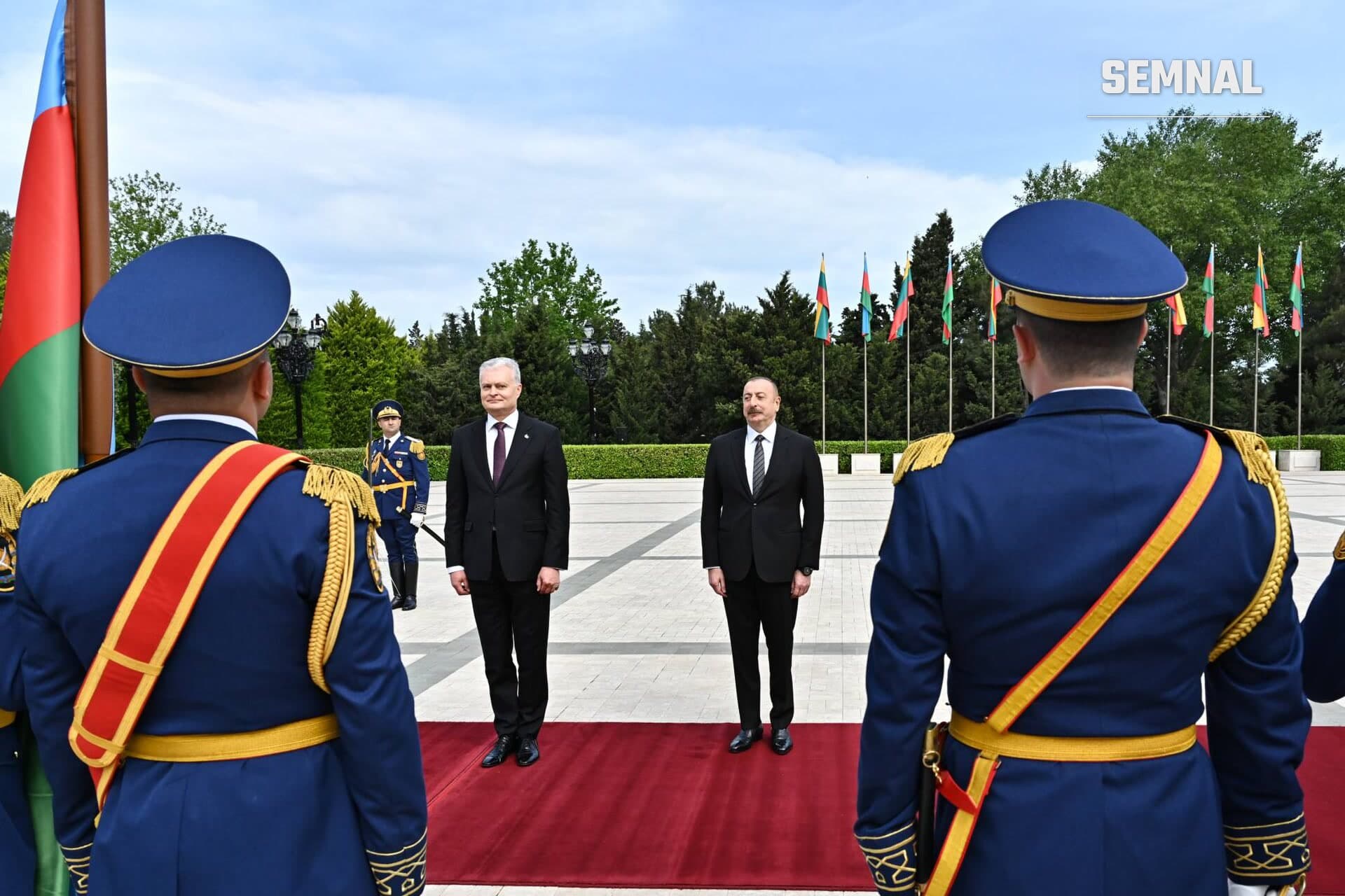 Gitanas Nauseda, președintele Lituaniei, în costum negru, la o ceremonie militară oficială pe un covor roșu, înconjurat de militari în uniformă. (Foto: Press Service of the President of the Republic of Azerbaijan)