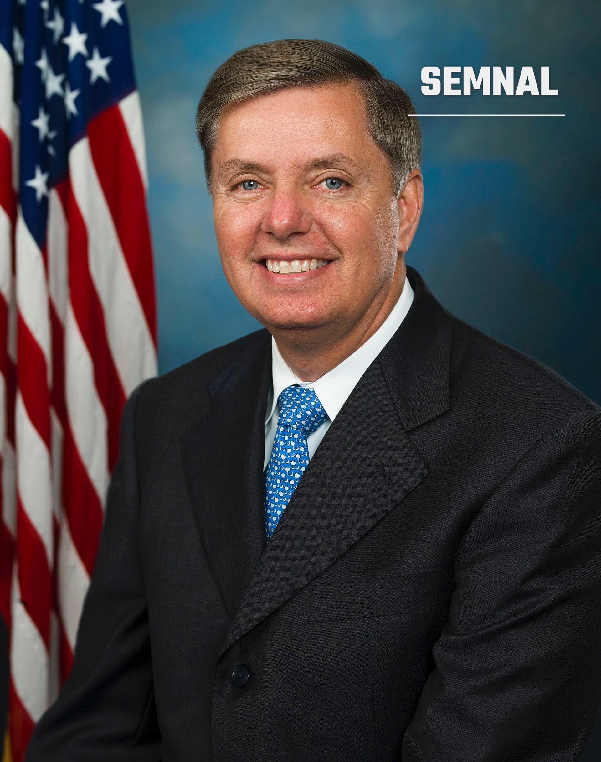 Lindsey Graham, senator republican american, portret oficial in costum negru si cravata albastra, cu steag american in fundal. (Foto: US Senate)