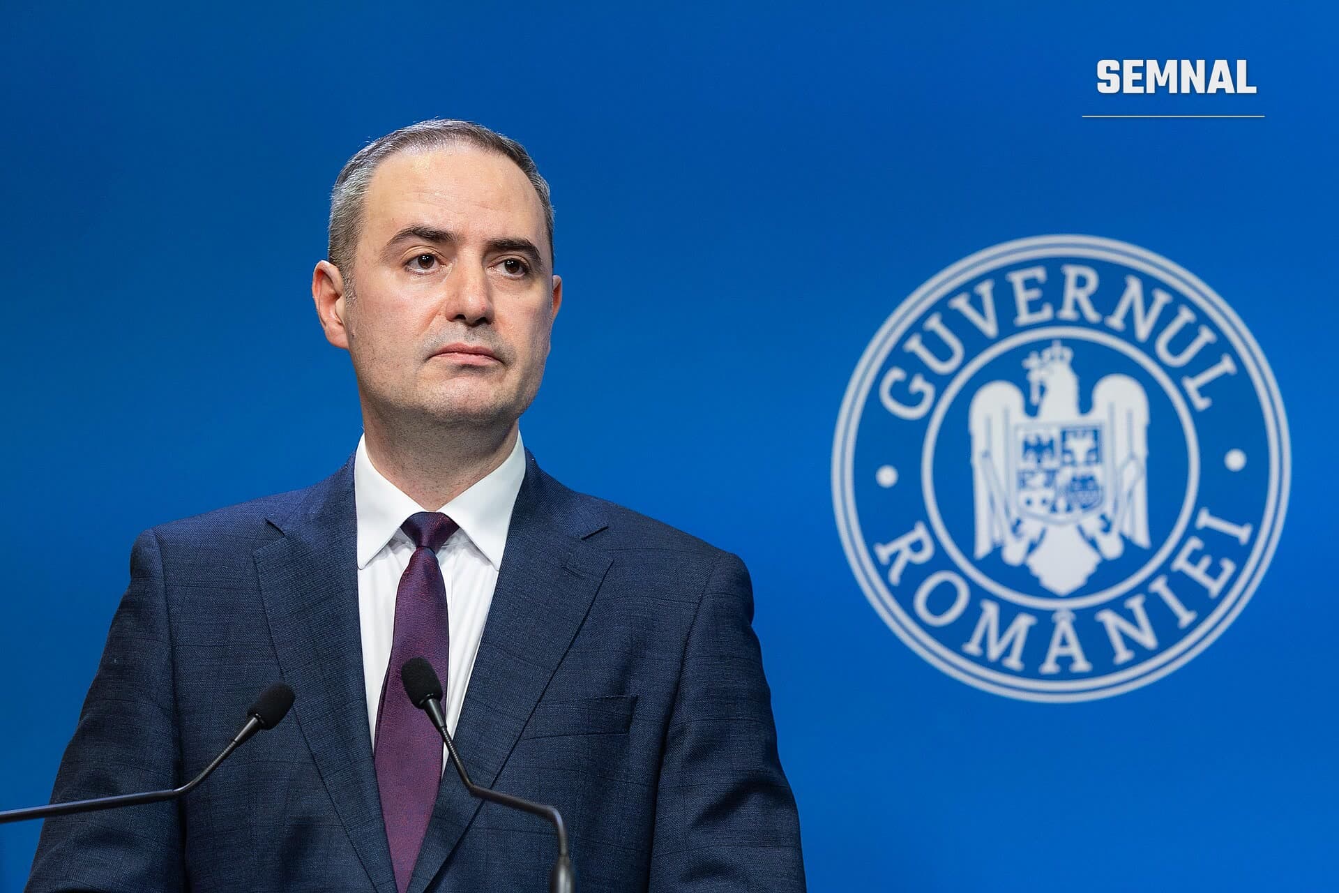 Alexandru Nazare, ministrul de Finanțe, la o conferință de presă cu sigla Guvernului României pe fundal. (Foto: Octavianul)
