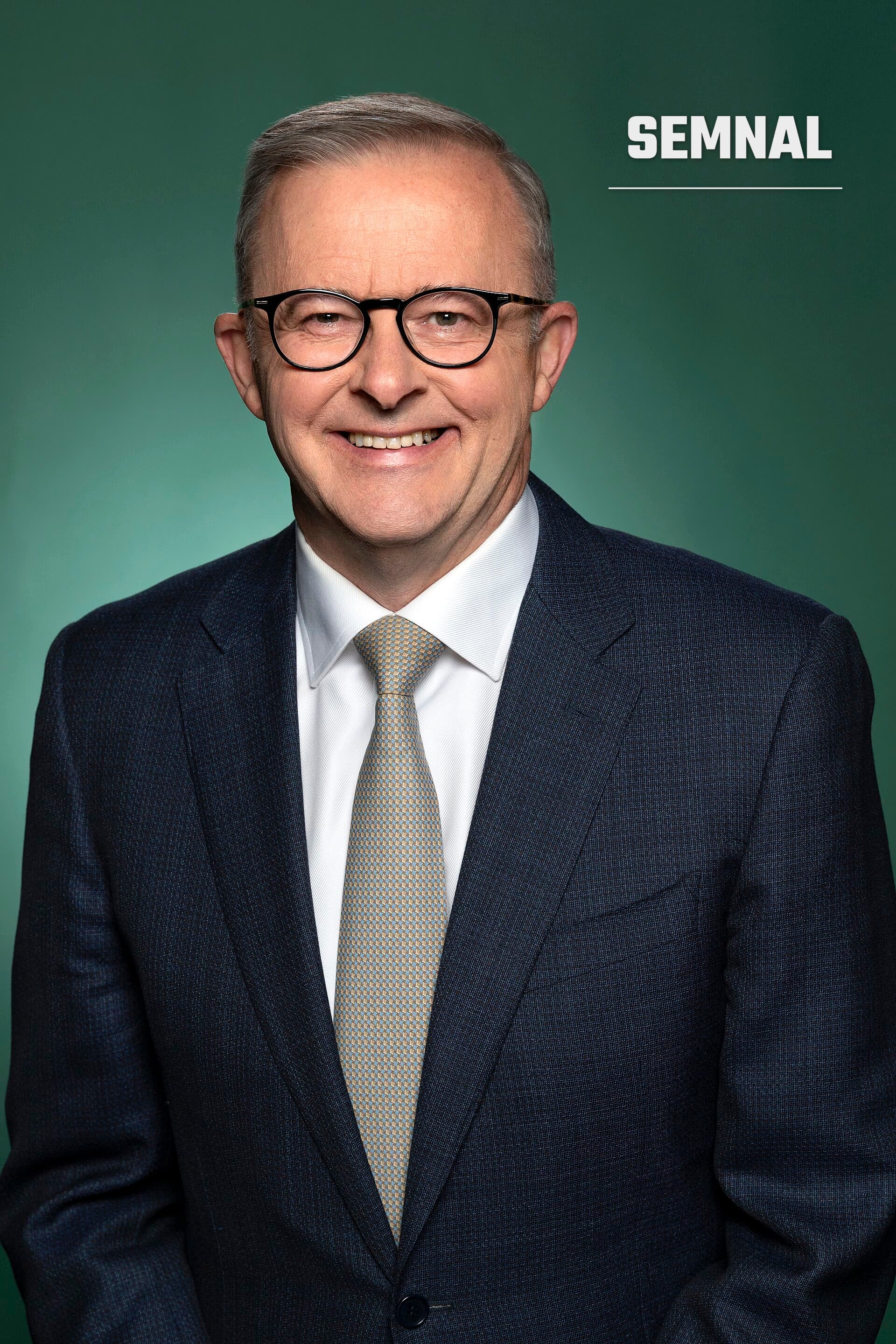 Anthony Albanese, premierul Australiei, portret oficial în costum și cravată pe fond verde. (Foto: David Foote (AUSPIC/Department of Parliamentary Service))