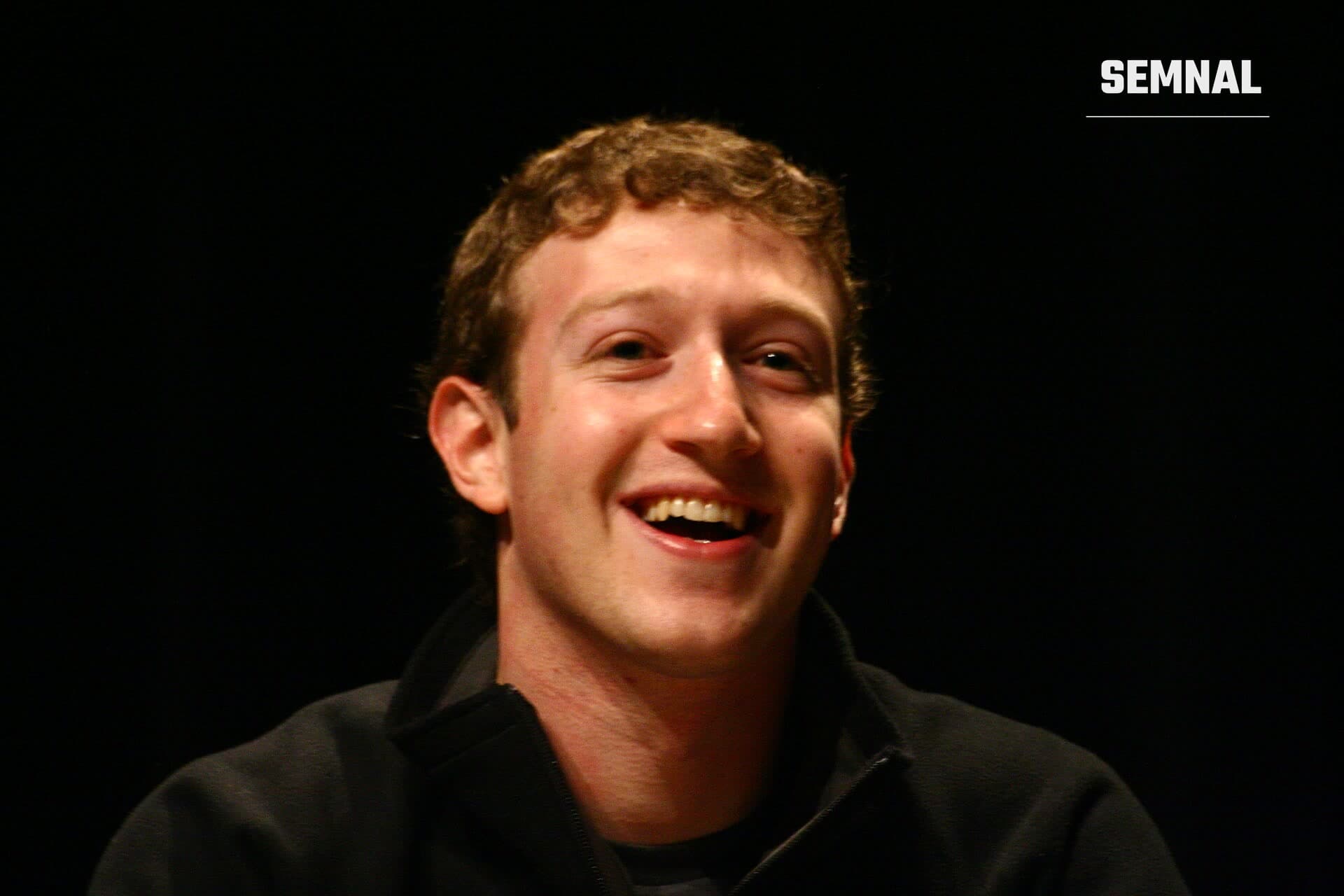 Mark Zuckerberg, cofondator și CEO, zâmbitor într-o fotografie de presă cu fond negru. (Foto: Jason McELweenie)