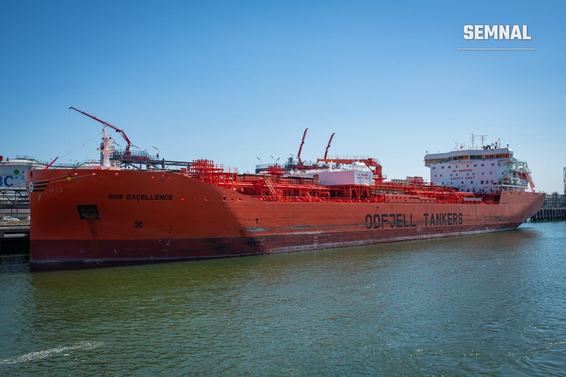 Tanc petrolier roșu cu denumirea «BOW EXCELLENCE» și «ODFJELL TANKERS» ancorat în apă liniștit, echipat cu sisteme industriale de pompare și transfer petrolier. (Foto: Oleksiy Yeshtokyn,🌻🇺🇦🌻 / Pexels)