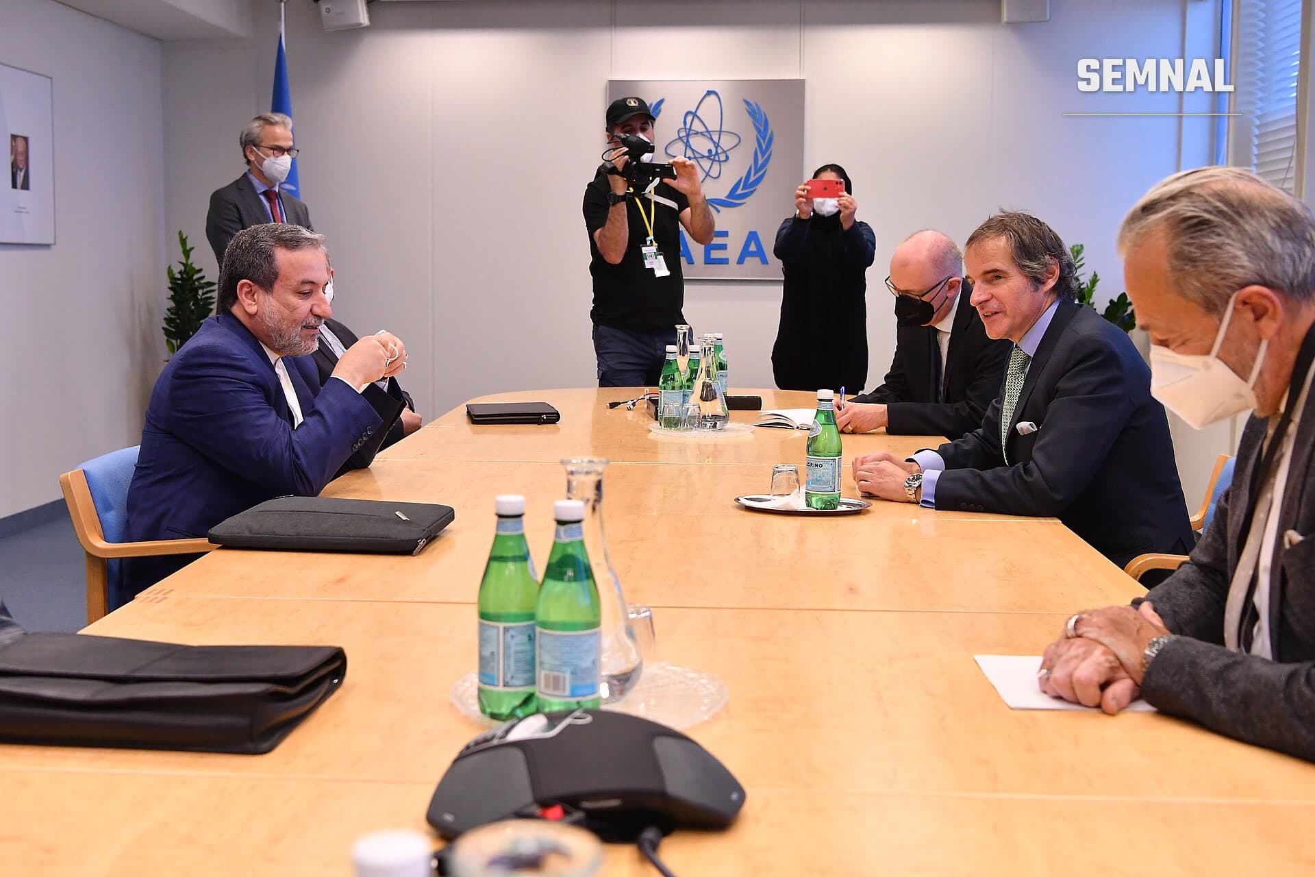 Abbas Araghchi, ministrul de externe, în prim-plan la o masă de negocieri internaționale, purtând costum bleumarin și mască. (Foto: IAEA Imagebank)