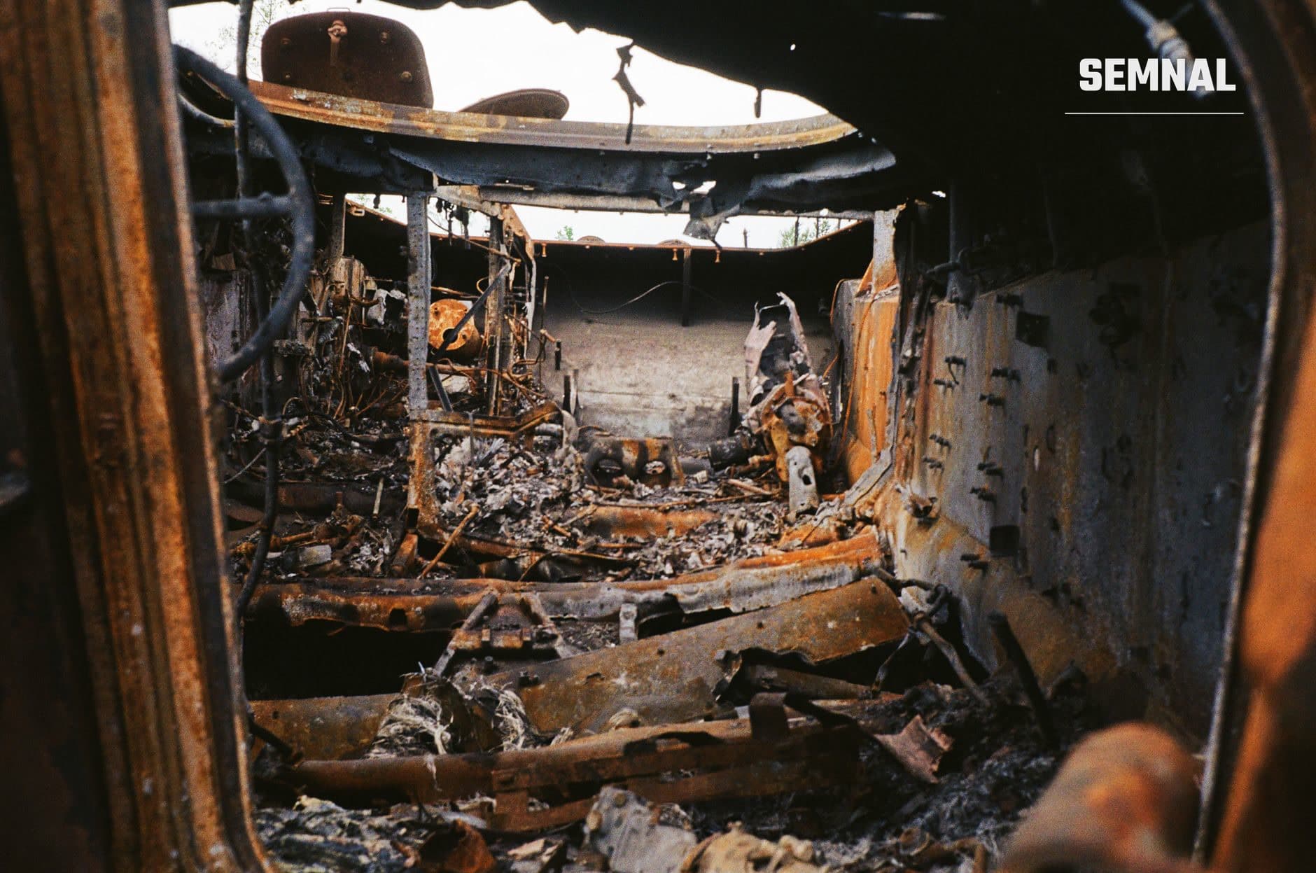 Interior incendiat al unei cabine de vehicul greu, cu metal oxidat și componente arse, ilustrând distrugerile din conflictul ucrainean. (Foto: Mykhailo Volkov / Pexels)