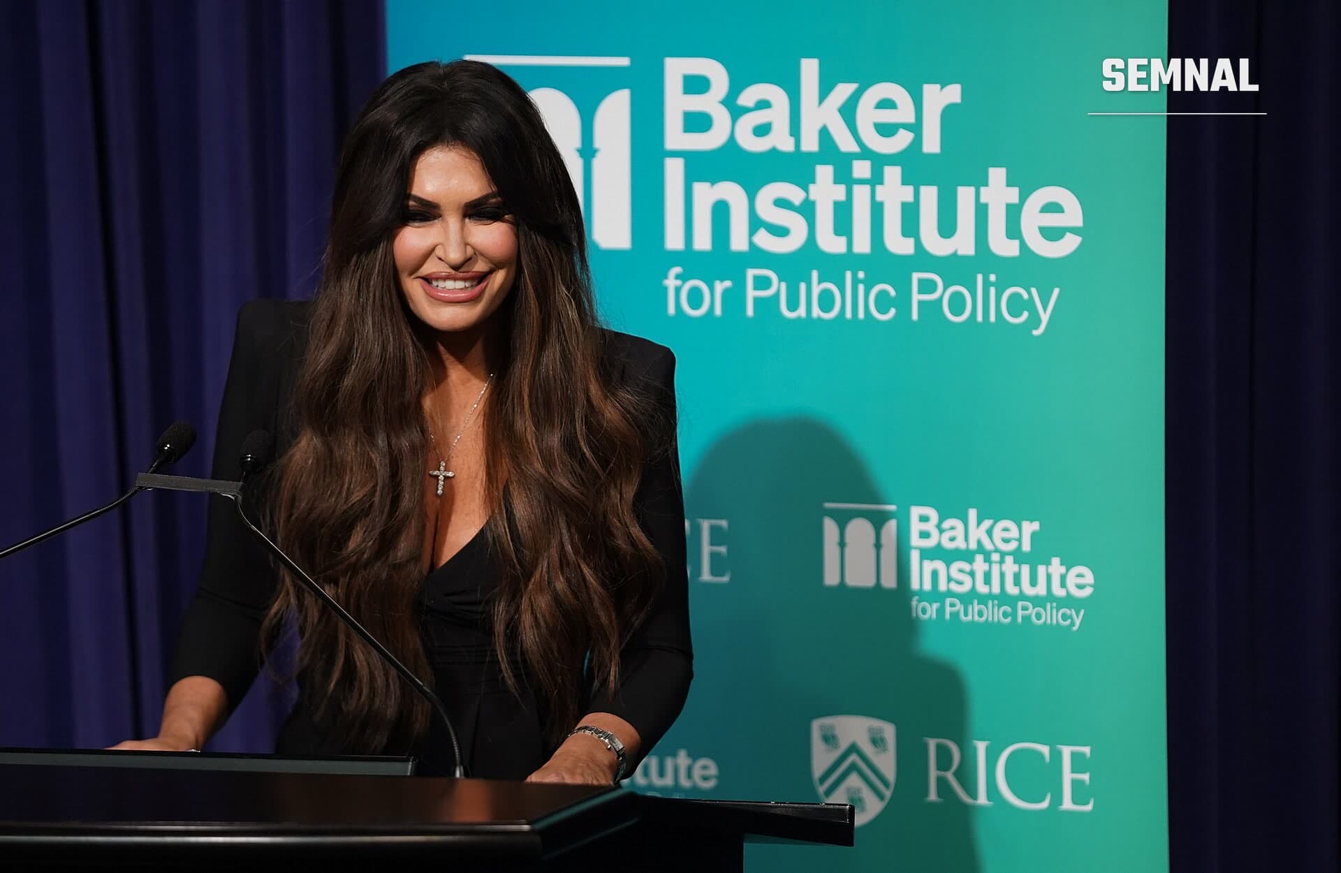 Kimberly Guilfoyle, ambasadoare a Statelor Unite, vorbind la un podium cu logo-ul Baker Institute for Public Policy în fundal, îmbrăcată în jachetă neagră și zâmbind. (Foto: U.S. Department of Energy)