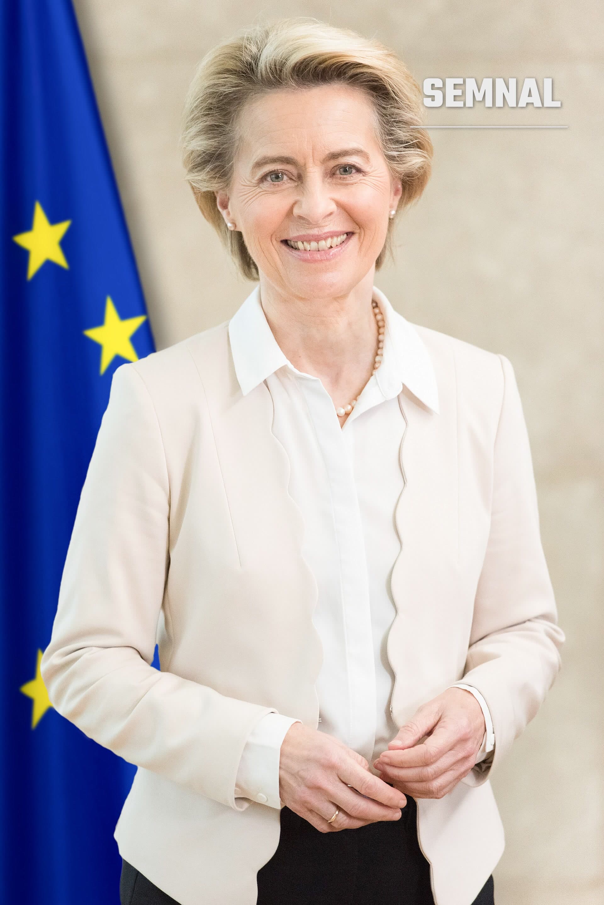 Ursula von der Leyen, președinta Comisiei Europene, într-un portret oficial cu steagul UE în fundal (Foto: Etienne Ansotte, © European Union, 2021)