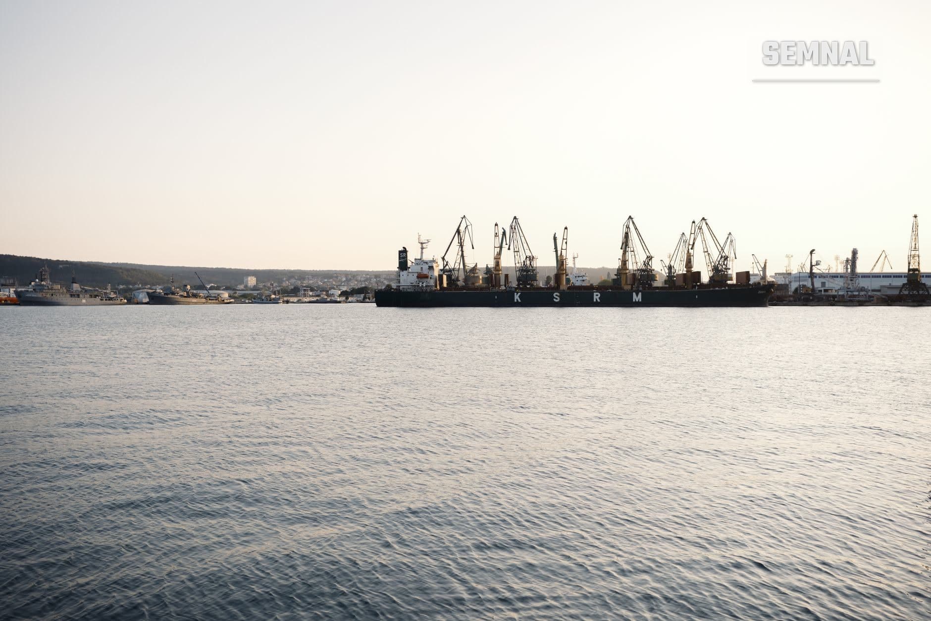 Navă de cargă cu macarale proprii ancorata in port, pregatita pentru incarcare si export de marfuri, ilustrand exporturile maritime si infrastructura logistica portuana a Ucrainei. (Foto: Ramon Karolan / Pexels)