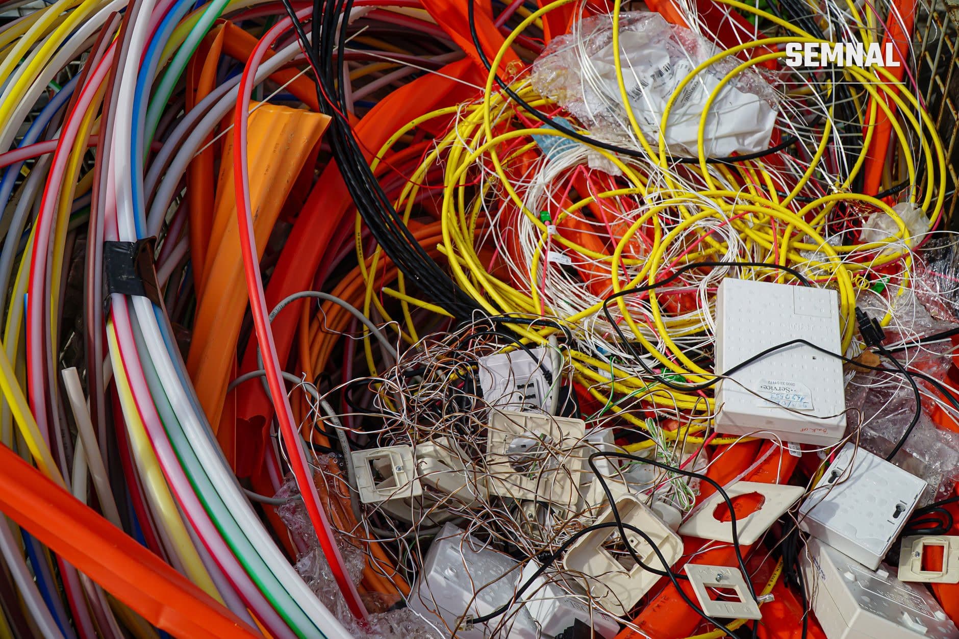 Deșeuri electronice și electrice (DEEE) reciclabile: cabluri multicolore, conectori și prize electrice colectate pentru procesare și recuperare de materiale în România. (Foto: Michael / Pexels)