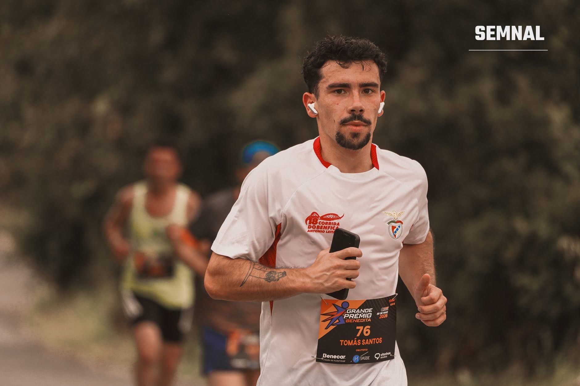 Alergătorul Tomás Santos în timp ce aleargă într-o competiție de anduranță, purtând tricou alb și pancardă de participant cu numărul 76, pe o cale montană cu alți concurenți în fundal. (Foto: RUN 4 FFWPU / Pexels)