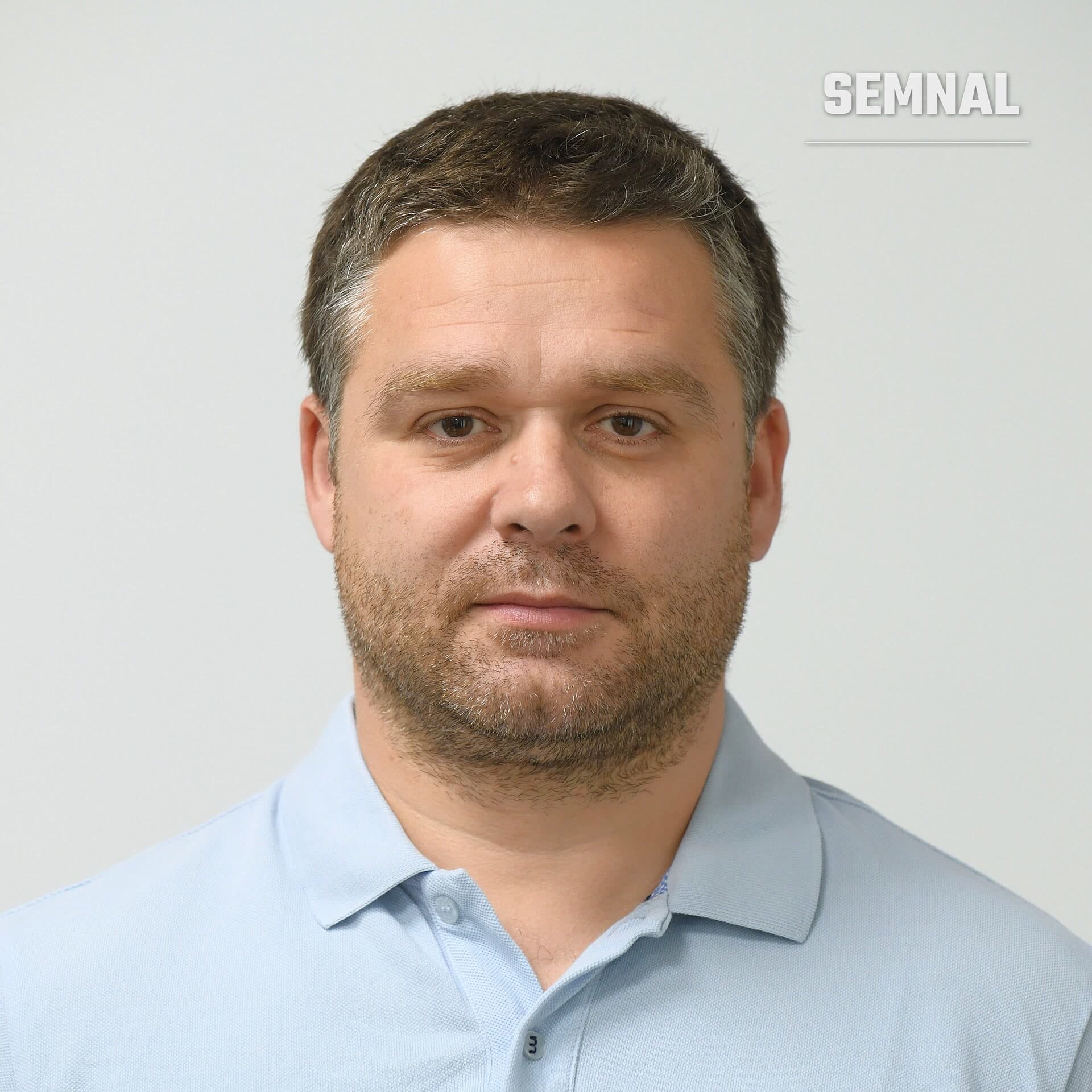 Ciprian Ciucu, portret oficial cu fundal gri, purtând cămașă albastră, expresie neutră, fotografie de presă (Foto: NancyDinescu)