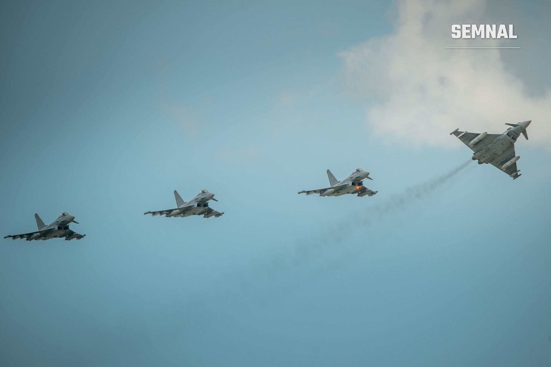 Patru avioane de vânătoare Eurofighter Typhoon ale NATO în formație de zbor rapid pe cer albastru, mobilizate pentru misiune de intercepție în urma unei alerte la aeroportul Vilnius. (Foto: Leon Aschemann / Pexels)