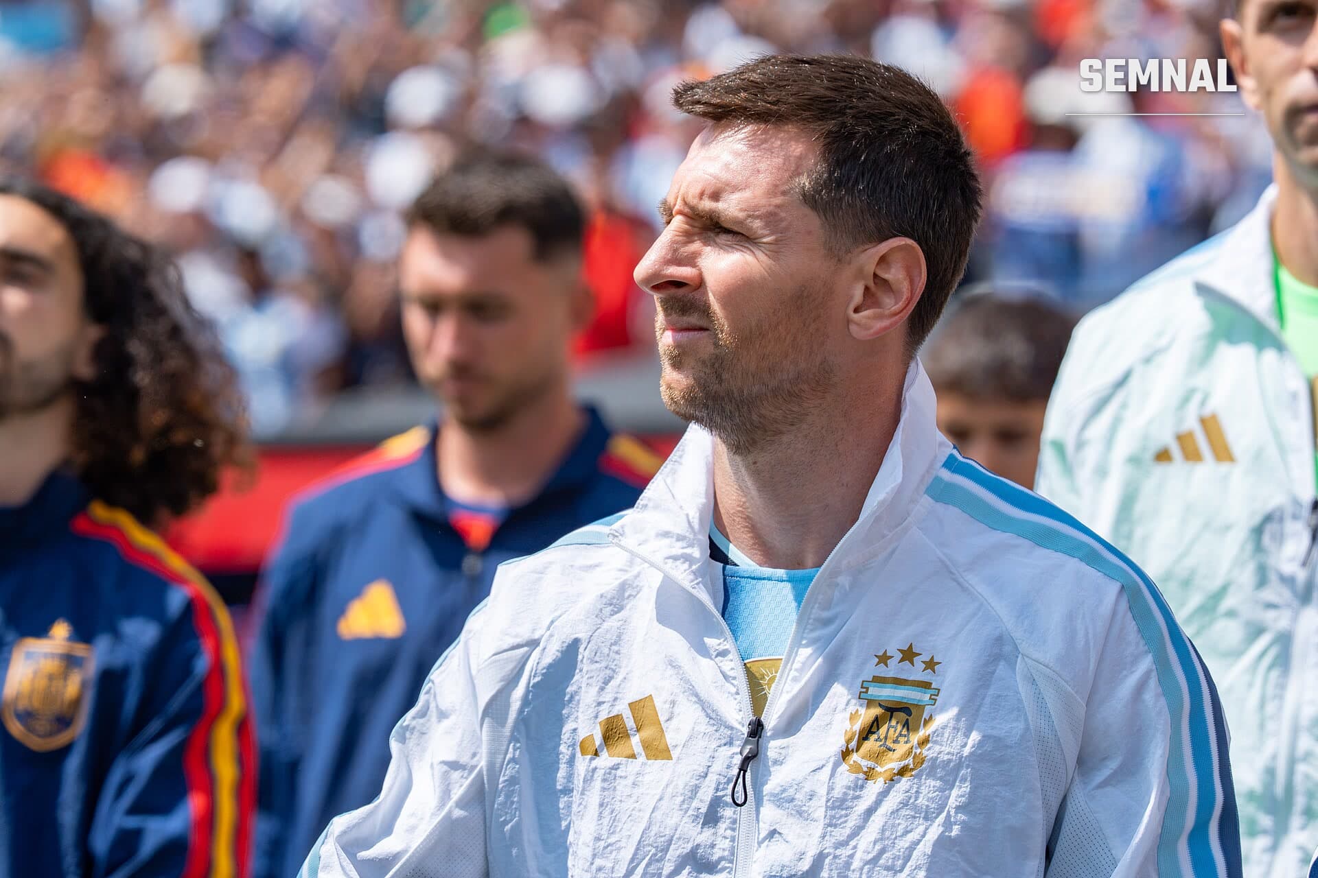 Lionel Messi, fotbalist argentinian, în antrenament oficial alb cu aur și albastru, cu fața vizibilă în prim-plan pe stadion, în contextul unui meci internațional. (Foto: Bryan Berlin)