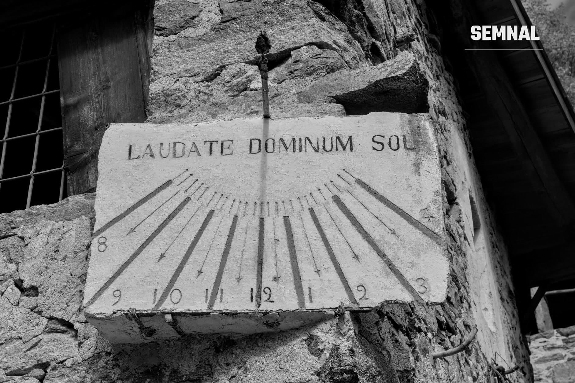 Cadran solar din piatră pe peretele unei clădiri istorice, cu inscripția latină și marcaje numerice radiale ce ilustrează diviziunea timpului după poziția soarelui (Foto: Jean-Paul Wettstein / Pexels)