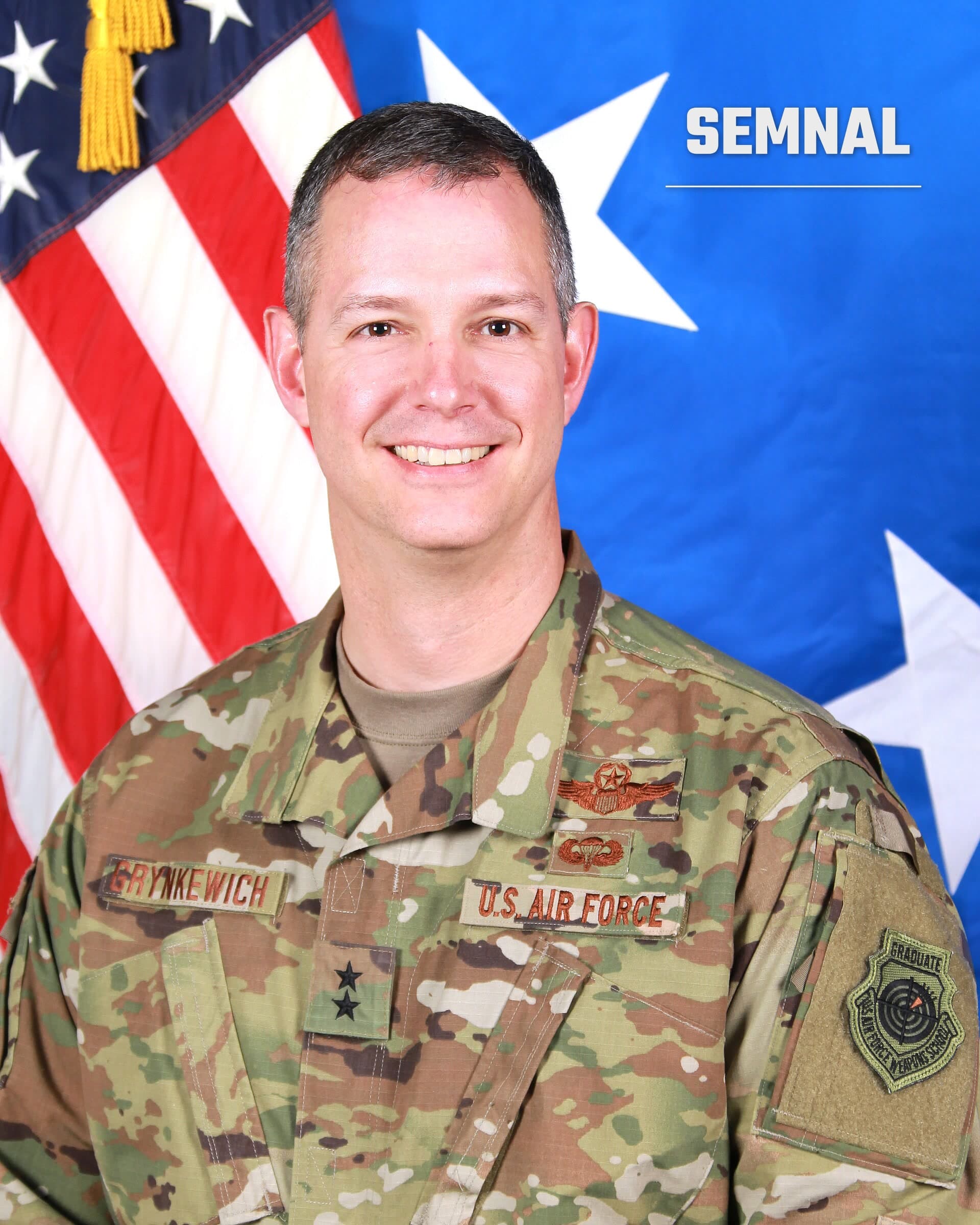 Alexus Grynkewich, ofițer senior al Forțelor Aeriene ale SUA în uniformă de camuflaj, portret oficial cu drapelul american în fundal. (Foto: U.S. Air Force)