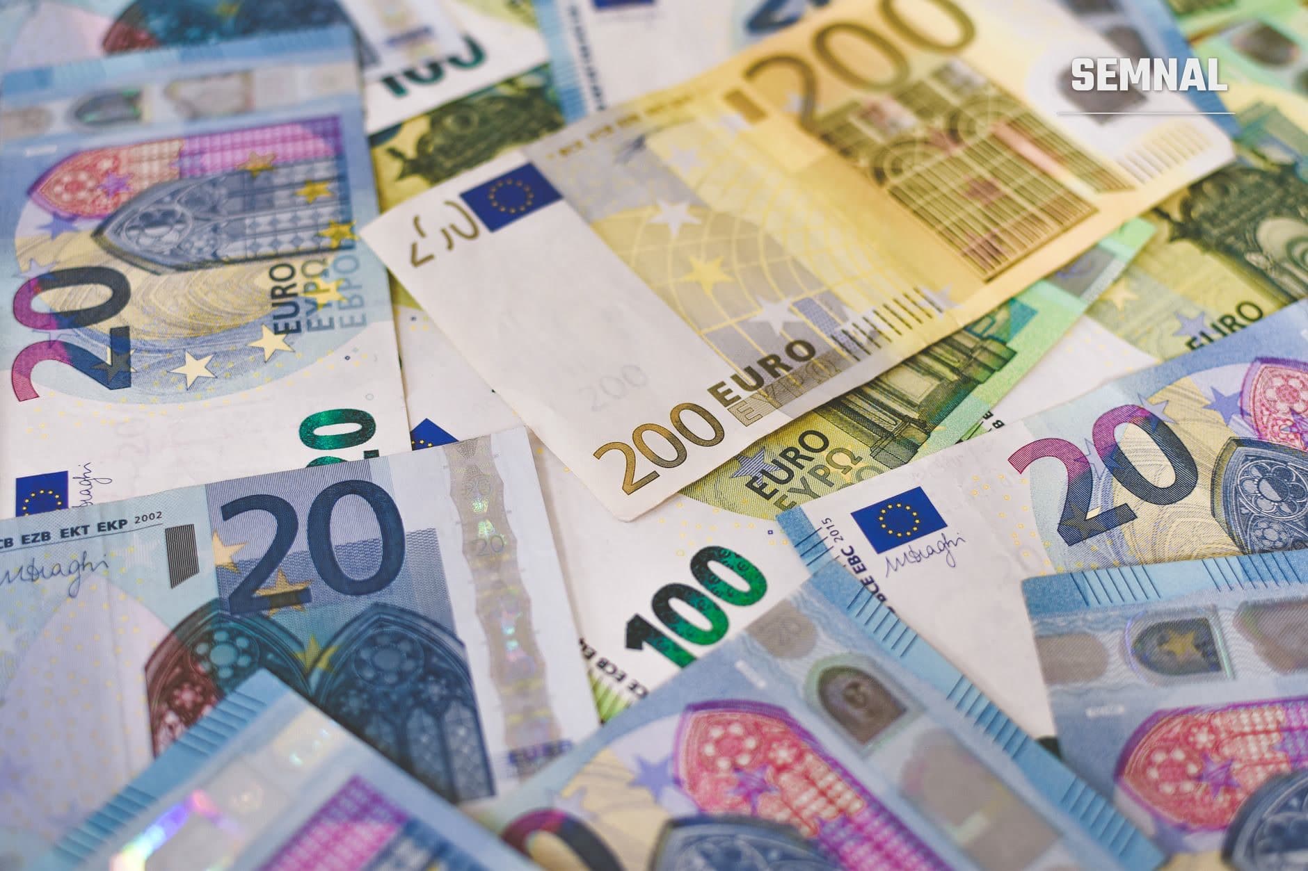 Bancnote de 20, 100 și 200 de euro suprapuse și aranjate, evidențiind denominațiile și elementele de design ale monedei europene. (Foto: Ibrahim Boran / Pexels)