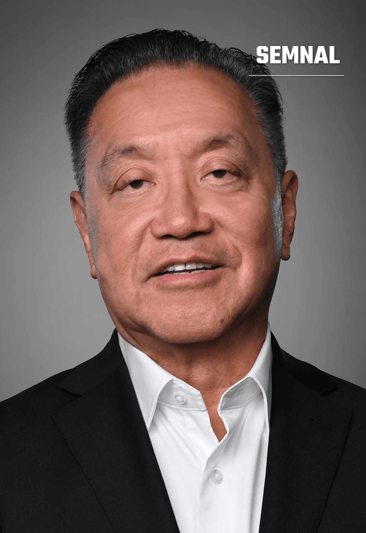 Hock Tan, bărbat în costum negru și cămașă albă, pe fundal gri de studio, privind spre cameră. (Foto: Greg Bezat, d/b/a Bezat Video Group)