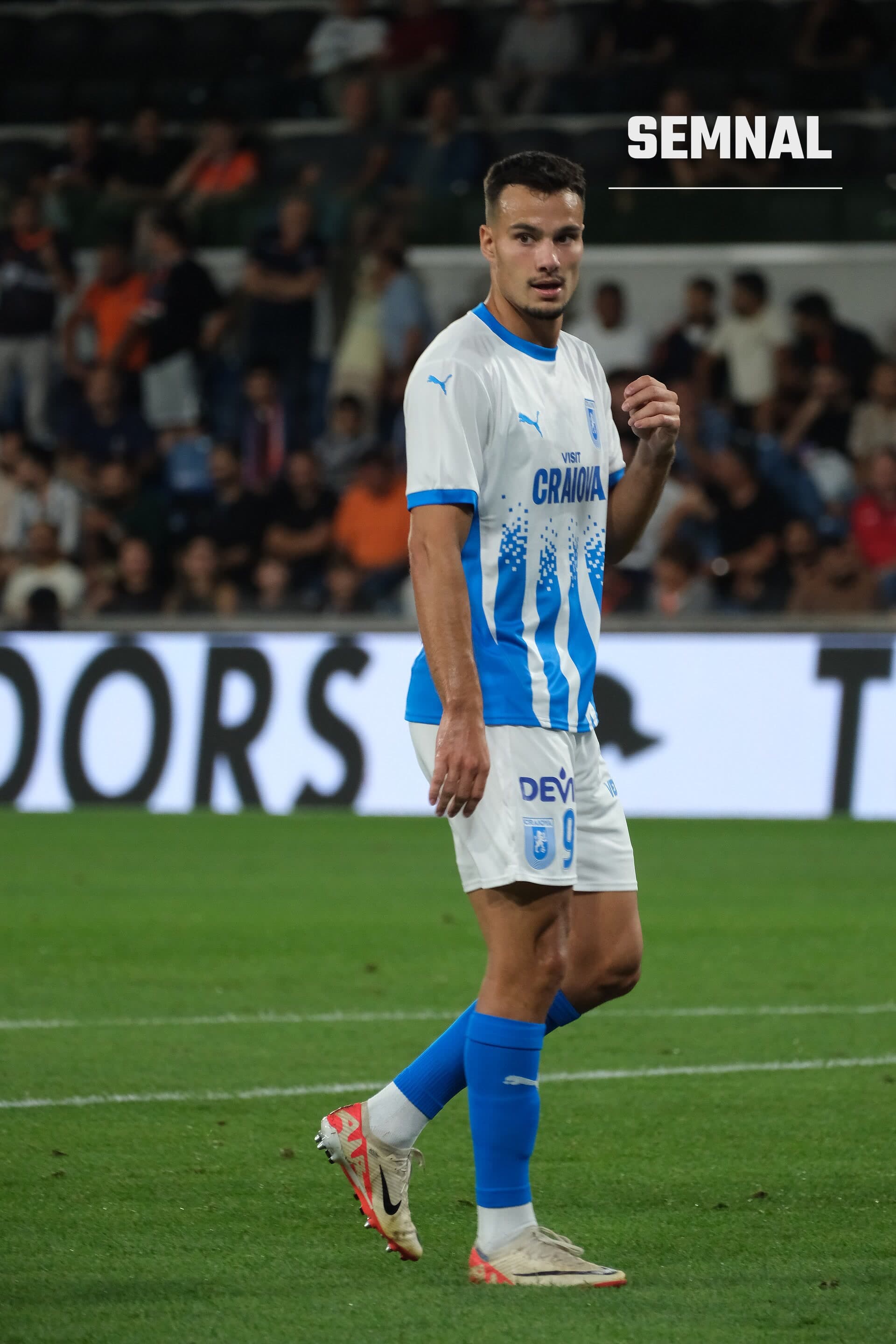 Assad Al Hamlawi, jucător de fotbal în tricoul alb-albastru al Universității Craiova, cu numărul 9, pe teren în timpul unui meci. (Foto: Zafer)