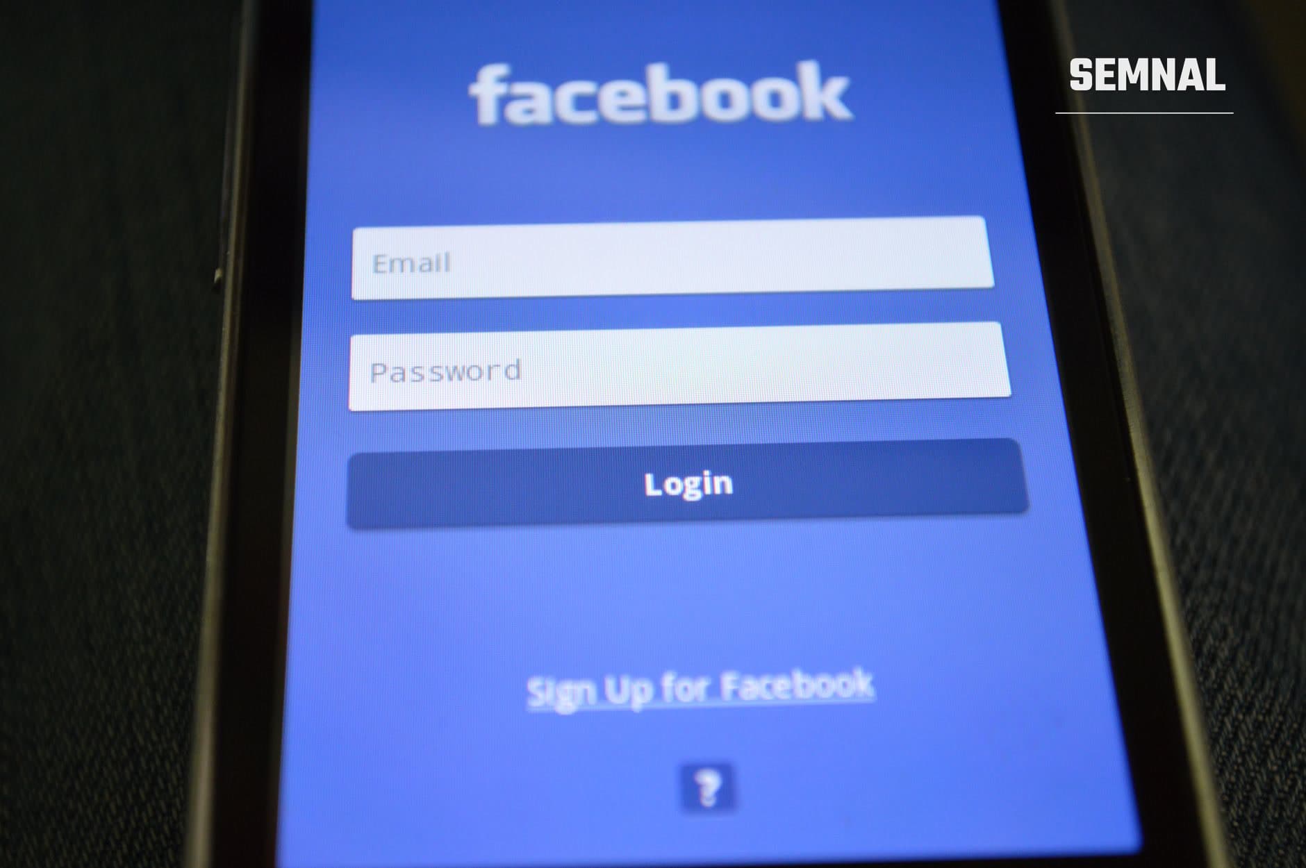 Ecran de autentificare Facebook pe un telefon, cu câmpuri pentru e-mail și parolă și butonul Login. (Foto: Pixabay / Pexels)