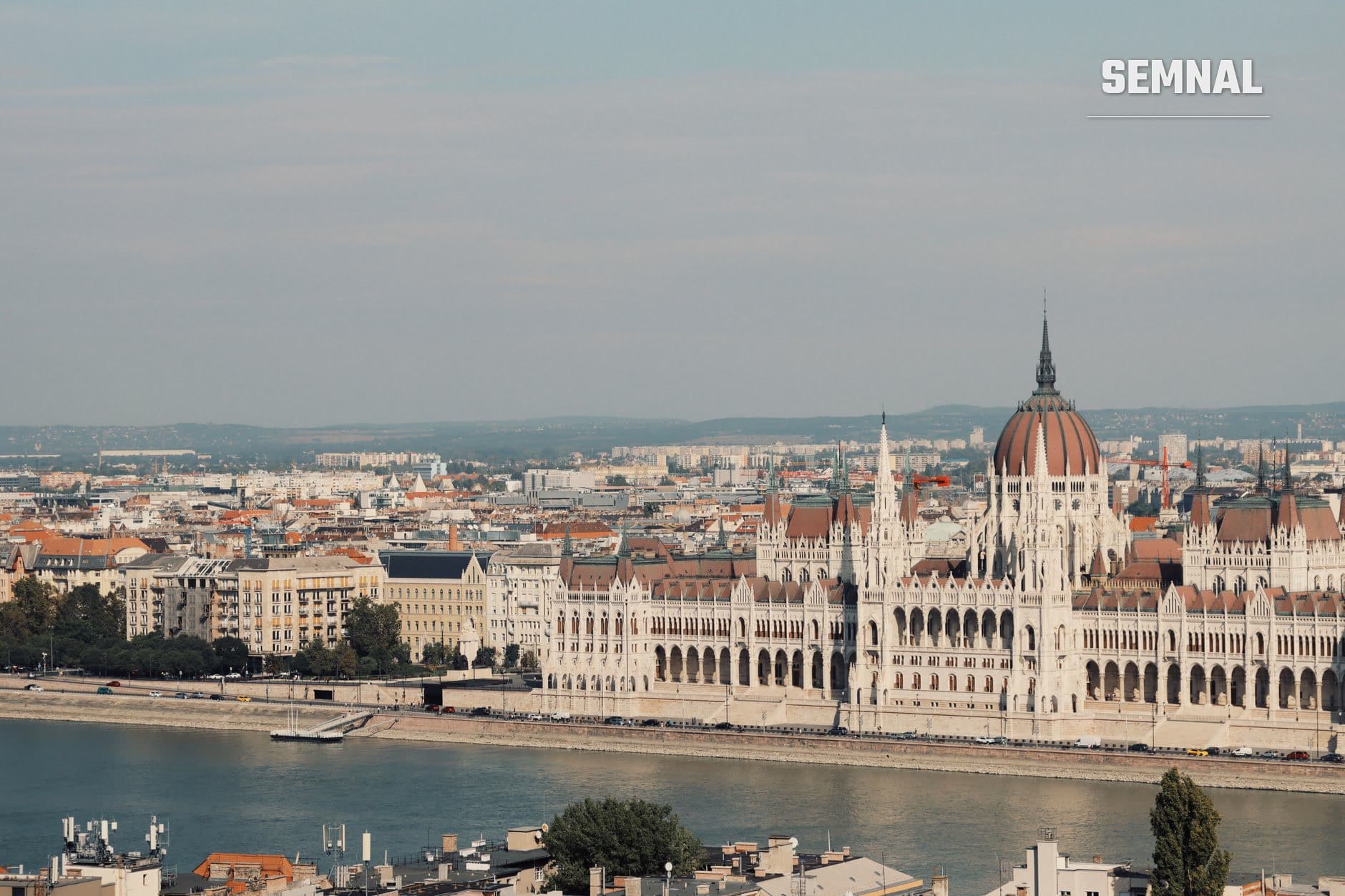 Clădirea gotică a Parlamentului Ungariei din Budapesta, pe malul Dunării, văzută din înălțime. (Foto: Efrem Efre / Pexels)