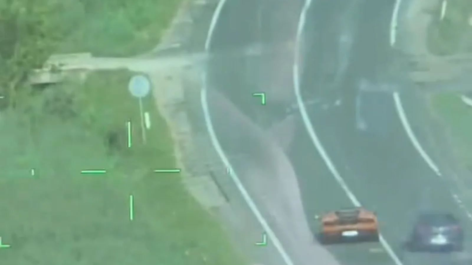 Captură din elicopterul IGAv cu autoturismul depistat pe DN1, lângă Huedin