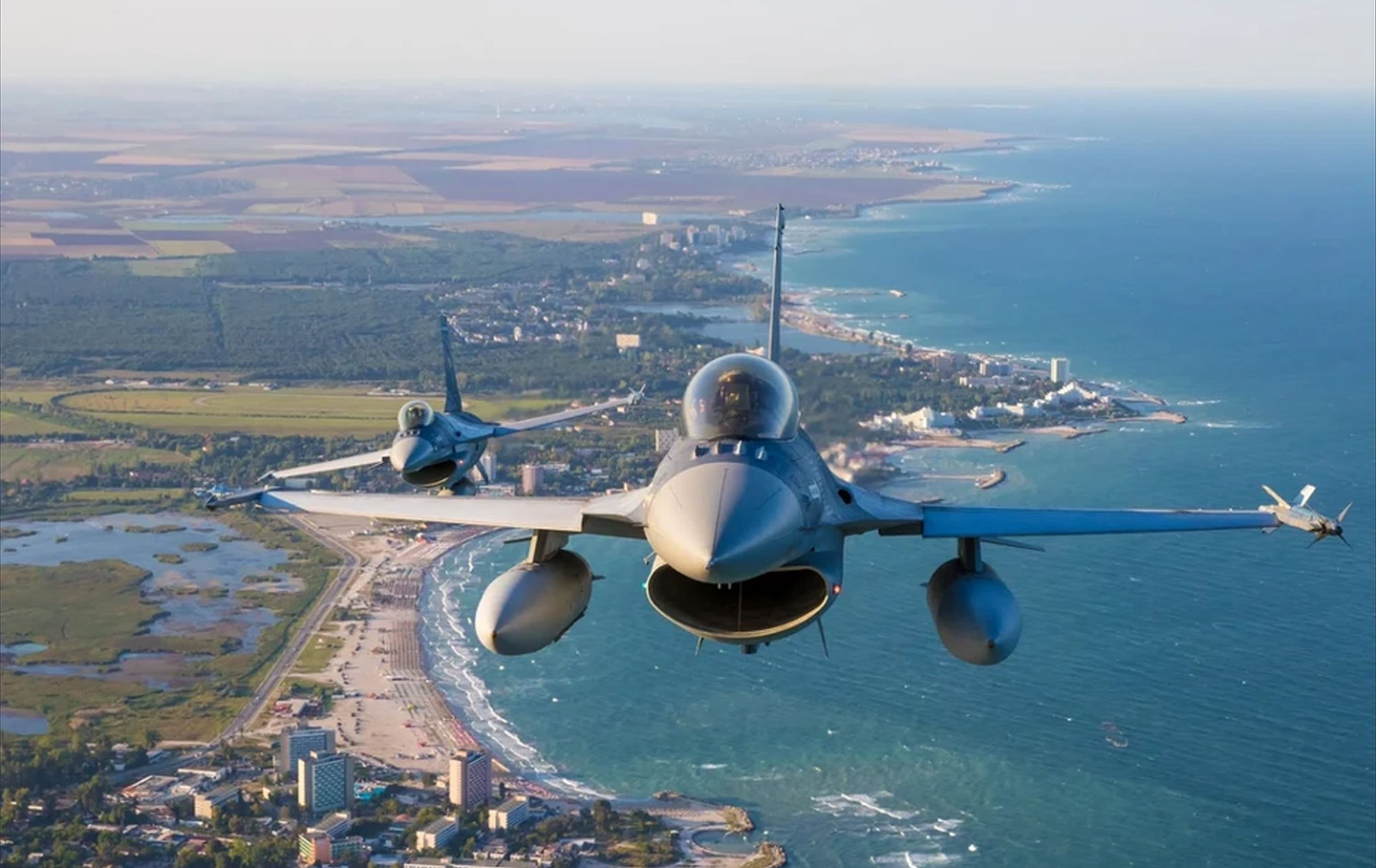 Aeronavă F-16 a Forțelor Aeriene Române în misiune de interceptare deasupra litoralului Mării Negre, cu o țintă vizibilă în depărtare