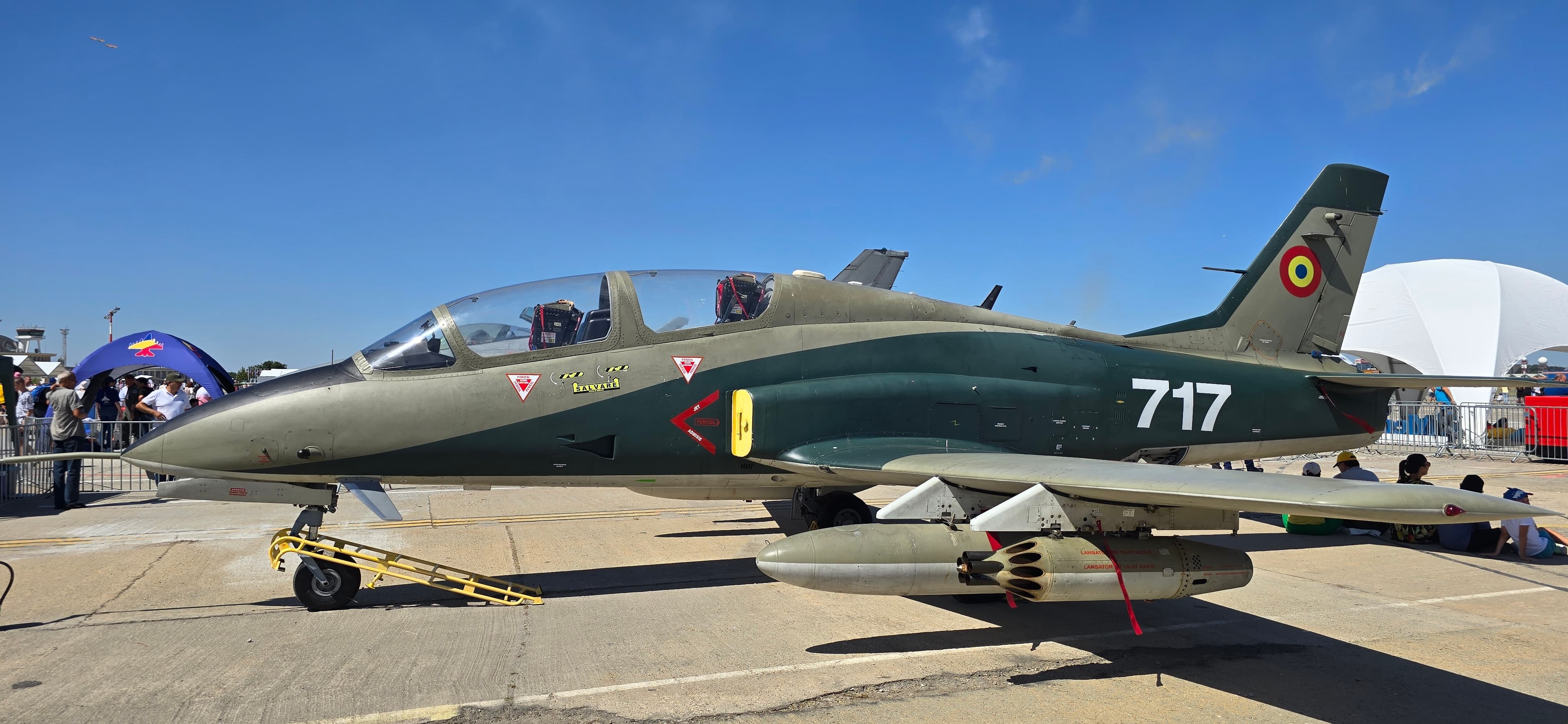 Avion de antrenament IAR-99 al Forțelor Aeriene Române, cu numărul 717, expus la sol în cadrul unui eveniment aviatic