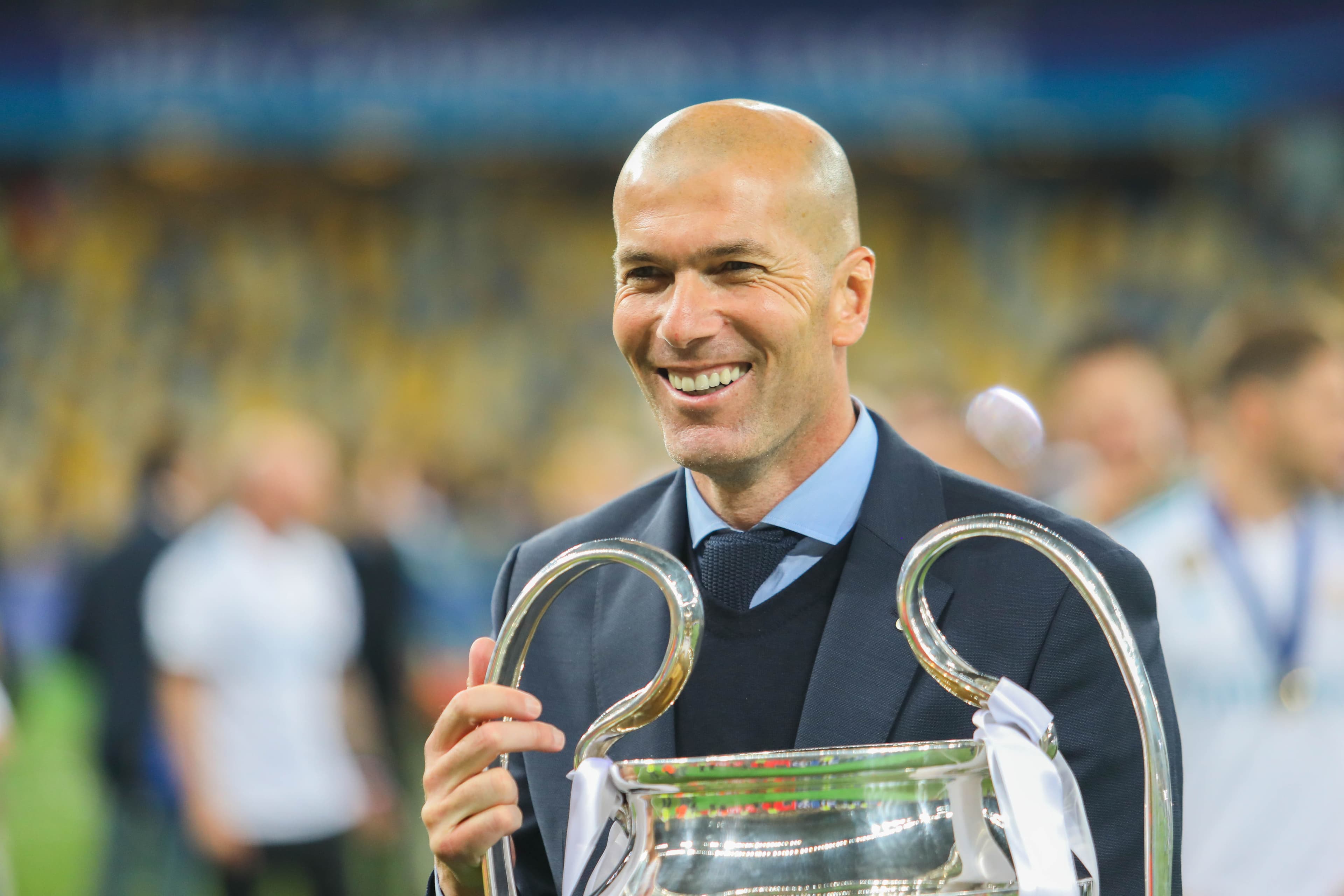 Zinedine Zidane, într-o fotografie de plan larg, în care este surprins pe teren, în ținută sportivă