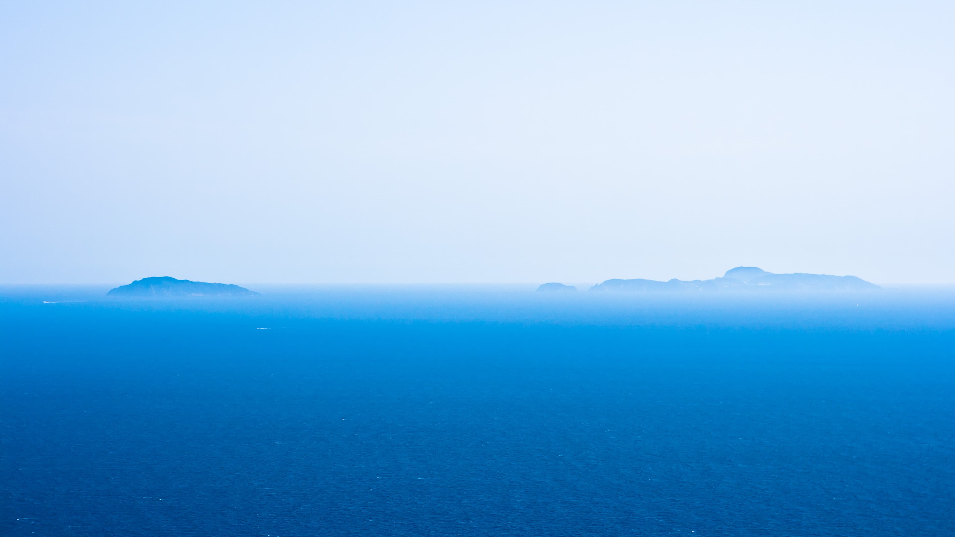 Vedere de pe Circeo către insulele Palmarola și Ponza, coastă stâncoasă vulcanică și mare Tirenică