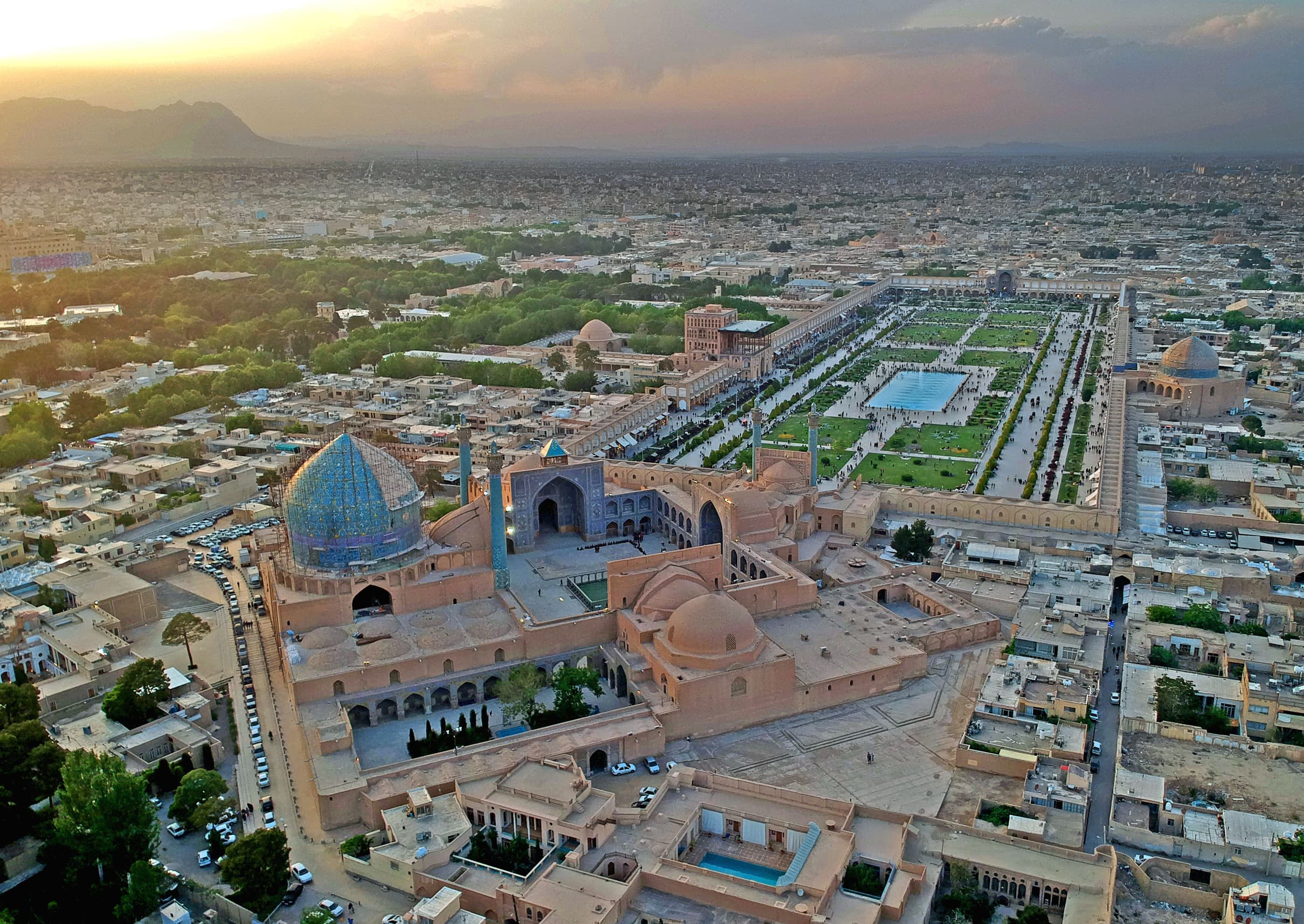 Piața Naqsh-e Jahan din Isfahan, Iran, văzută de sus, cu moscheea și clădirile istorice din jur