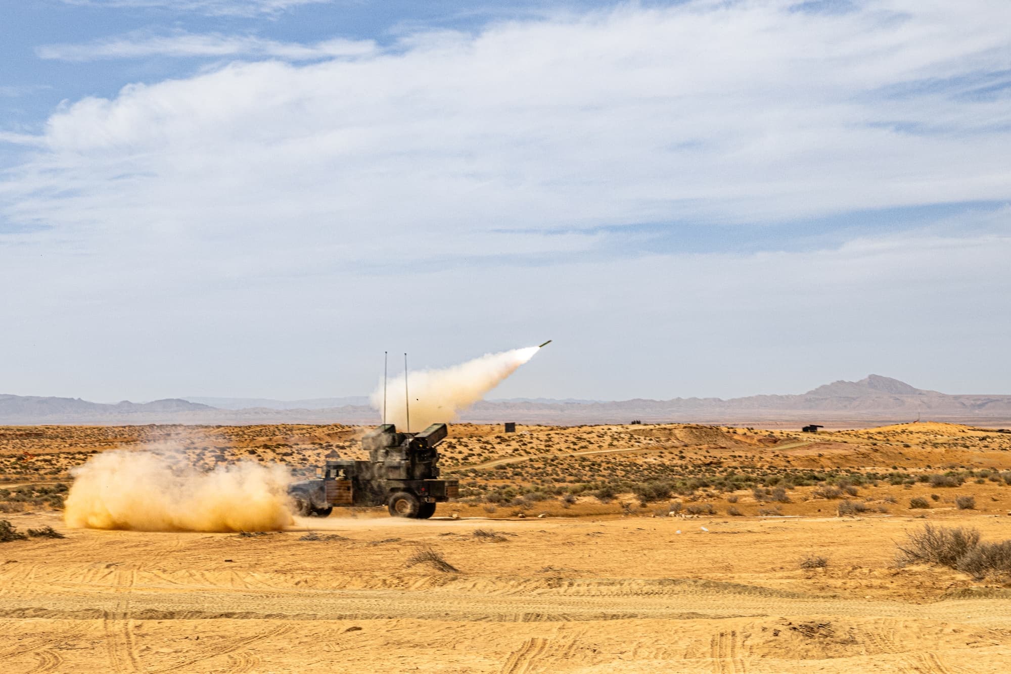Militari americani lansează o rachetă antiaeriană portabilă de tip Stinger, sistem similar celor MANPADS vizate de contractul China-Iran