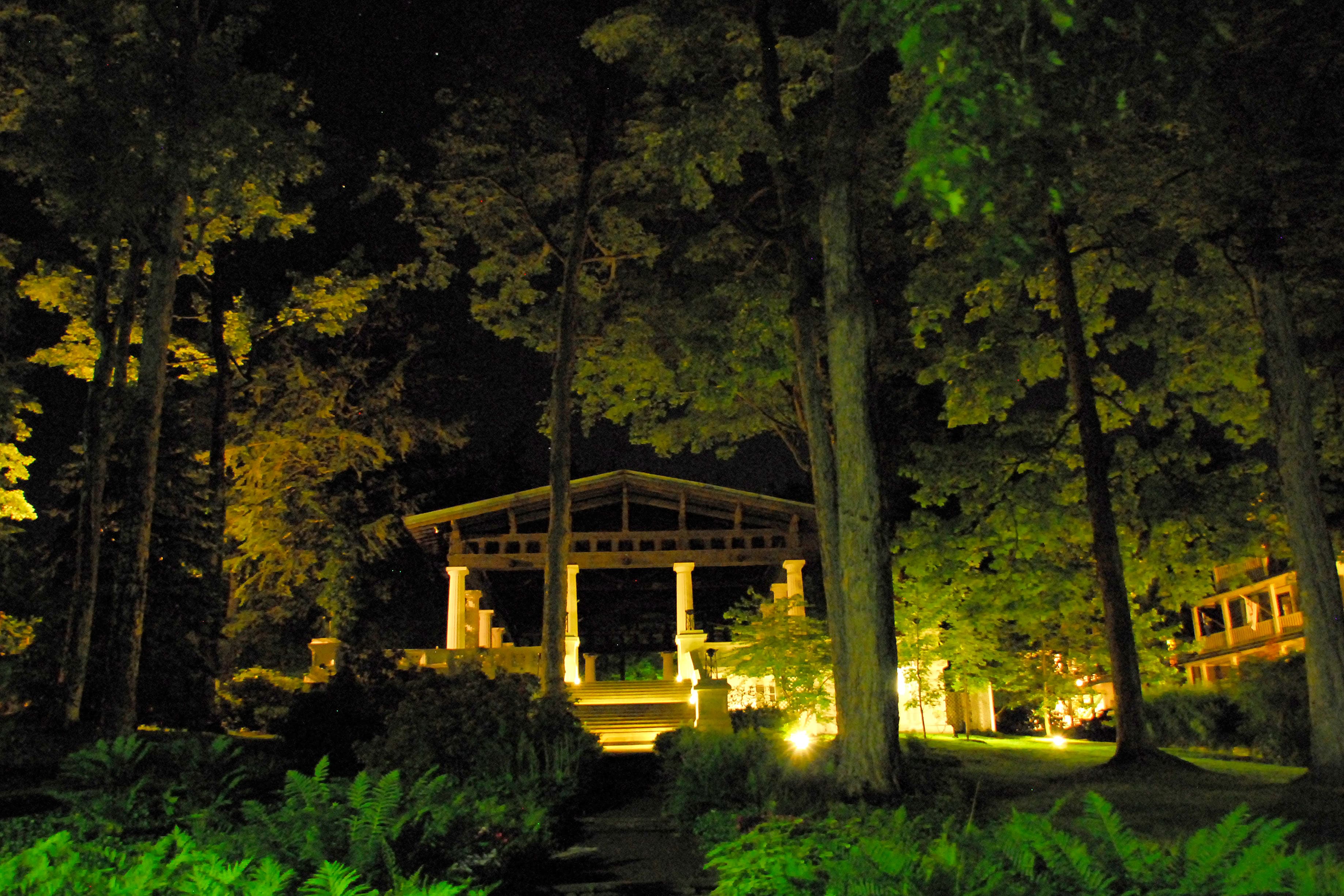 Hall of Philosophy, clădire cu coloane albe, fotografiată noaptea la Chautauqua Institution, locul unde Salman Rushdie a fost înjunghiat în 2022