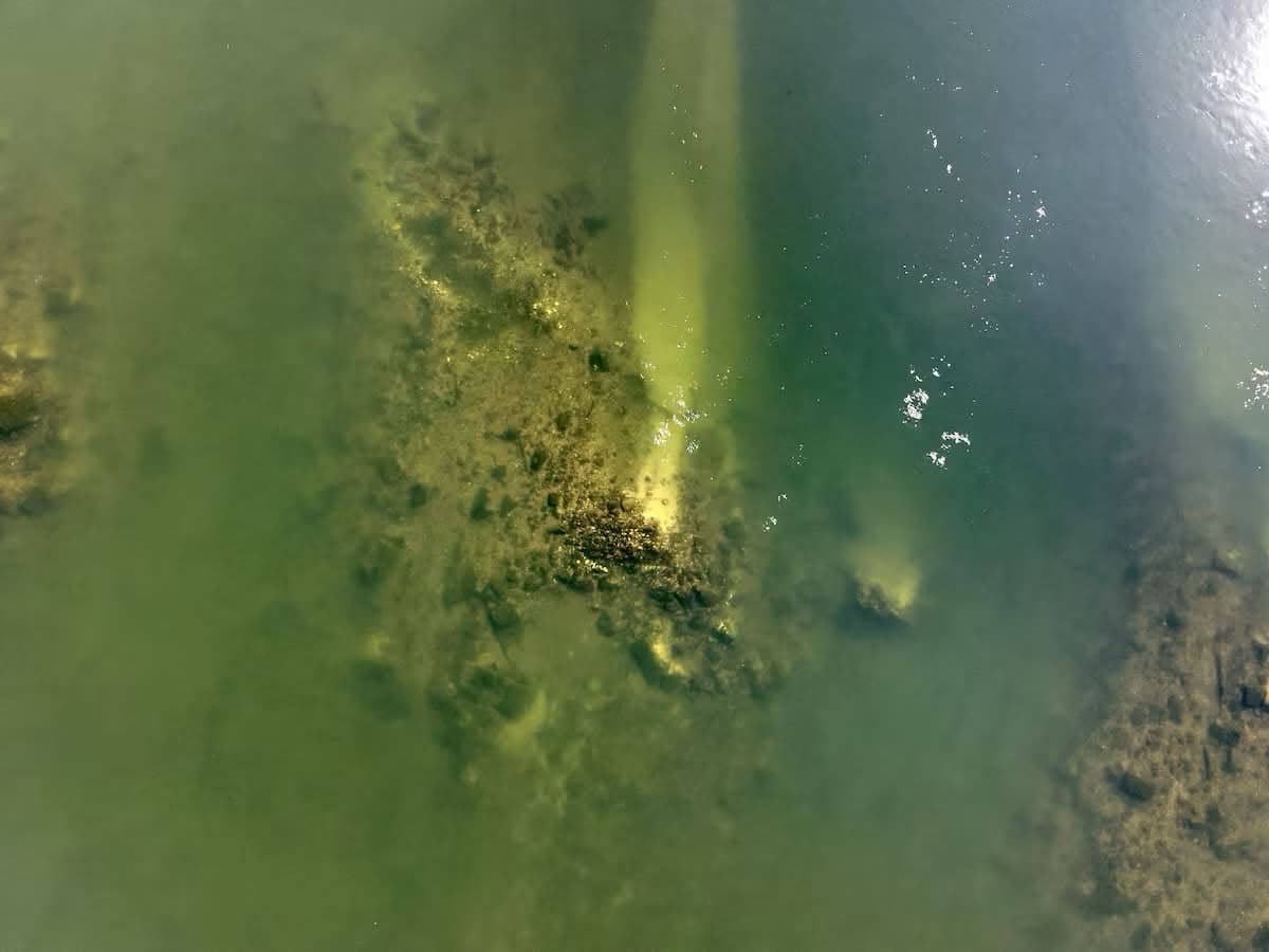 Vedere aeriană asupra unei pile submerse a podului lui Constantin cel Mare, în albia Dunării