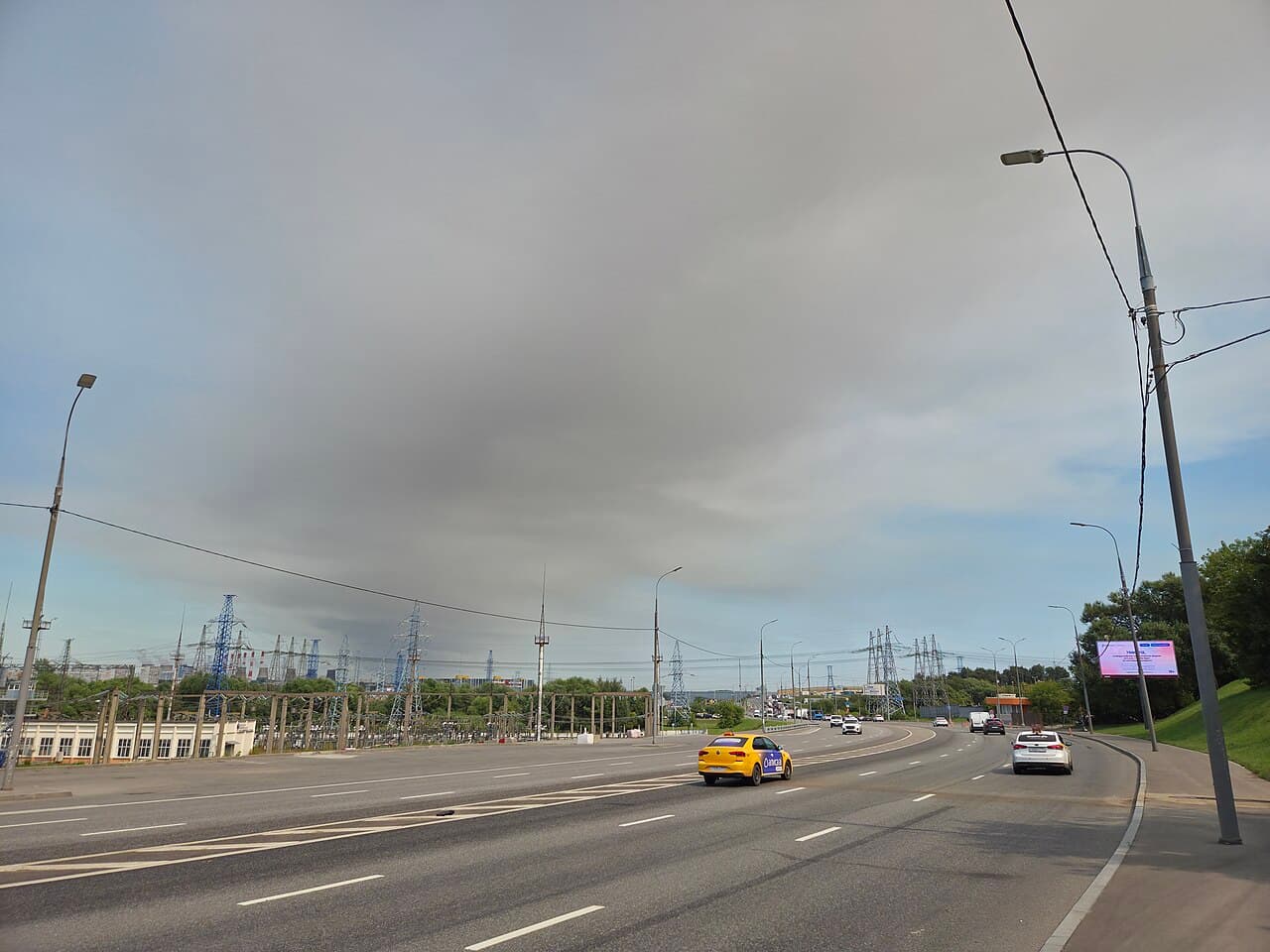 Fum ridicându-se de la incendiul provocat de un atac cu drone la depozitul Wildberries din Elektrostal, regiunea Moscova, iulie 2026
