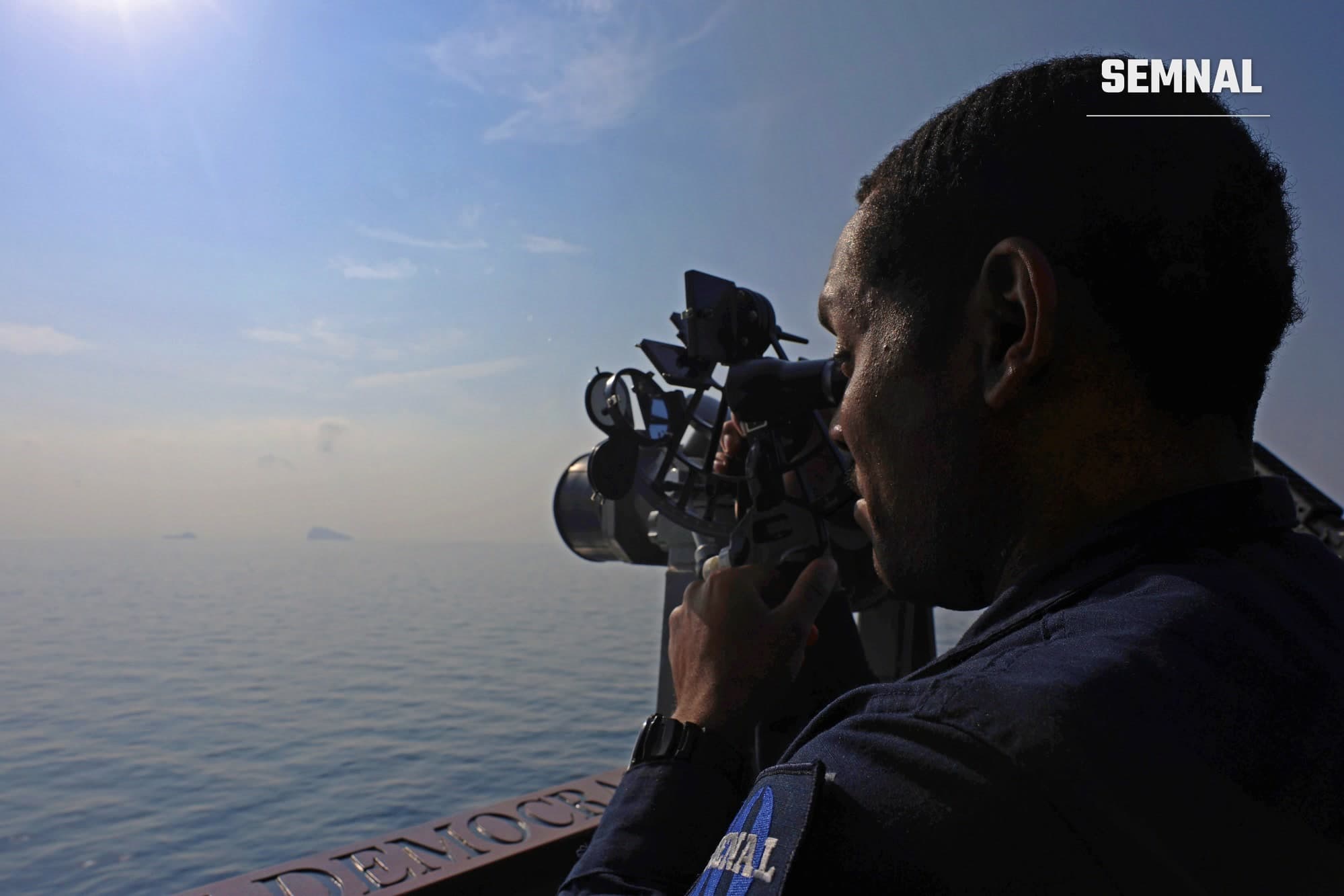 Distrugătorul american USS Roosevelt tranzitează strâmtoarea Hormuz, în decembrie 2025