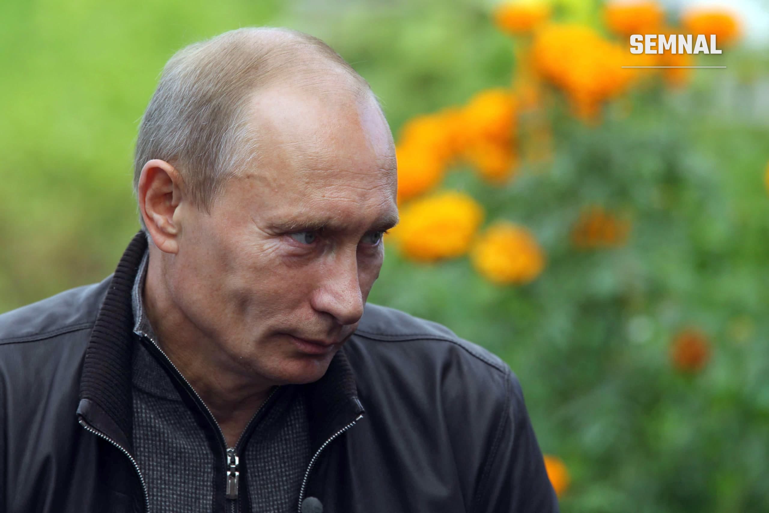 Vladimir Putin, președintele Rusiei, fotografiat în aer liber, cu o expresie serioasă
