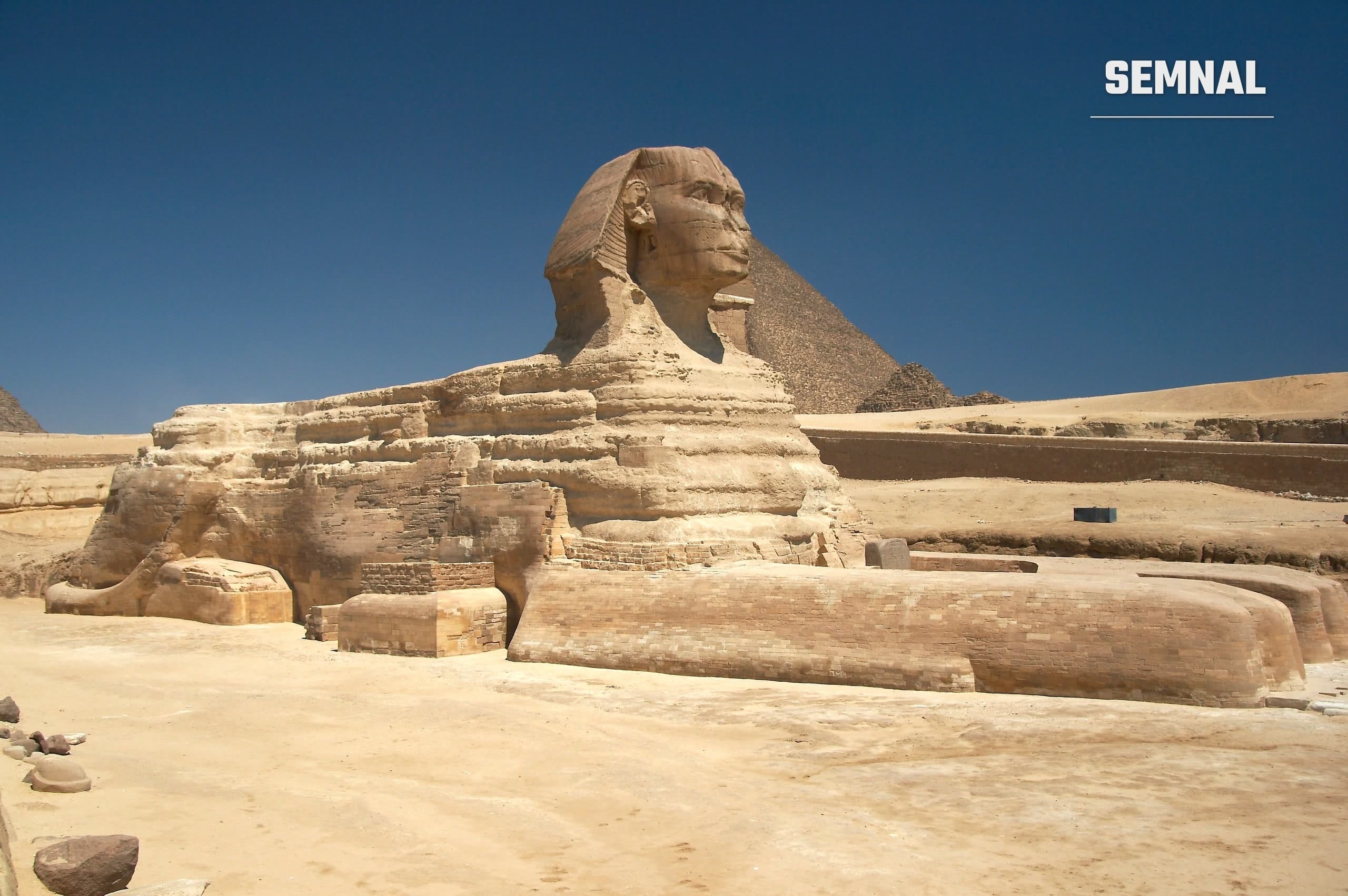 Marele Sfinx din Giza, cu piramida lui Khafre în fundal