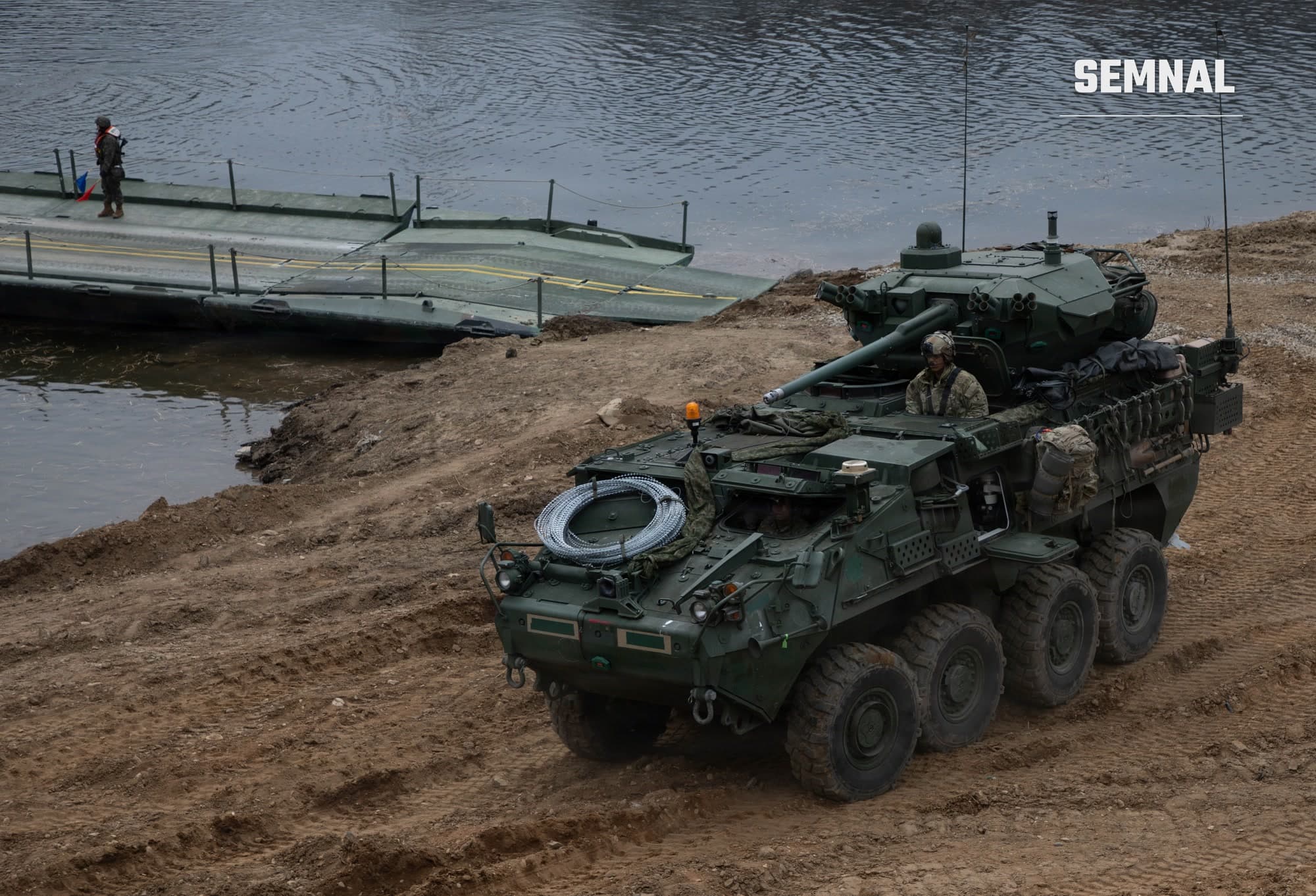 Un vehicul militar Stryker american traversează un pod pontonier construit peste un râu, în cadrul exercițiilor Freedom Shield din Coreea de Sud.