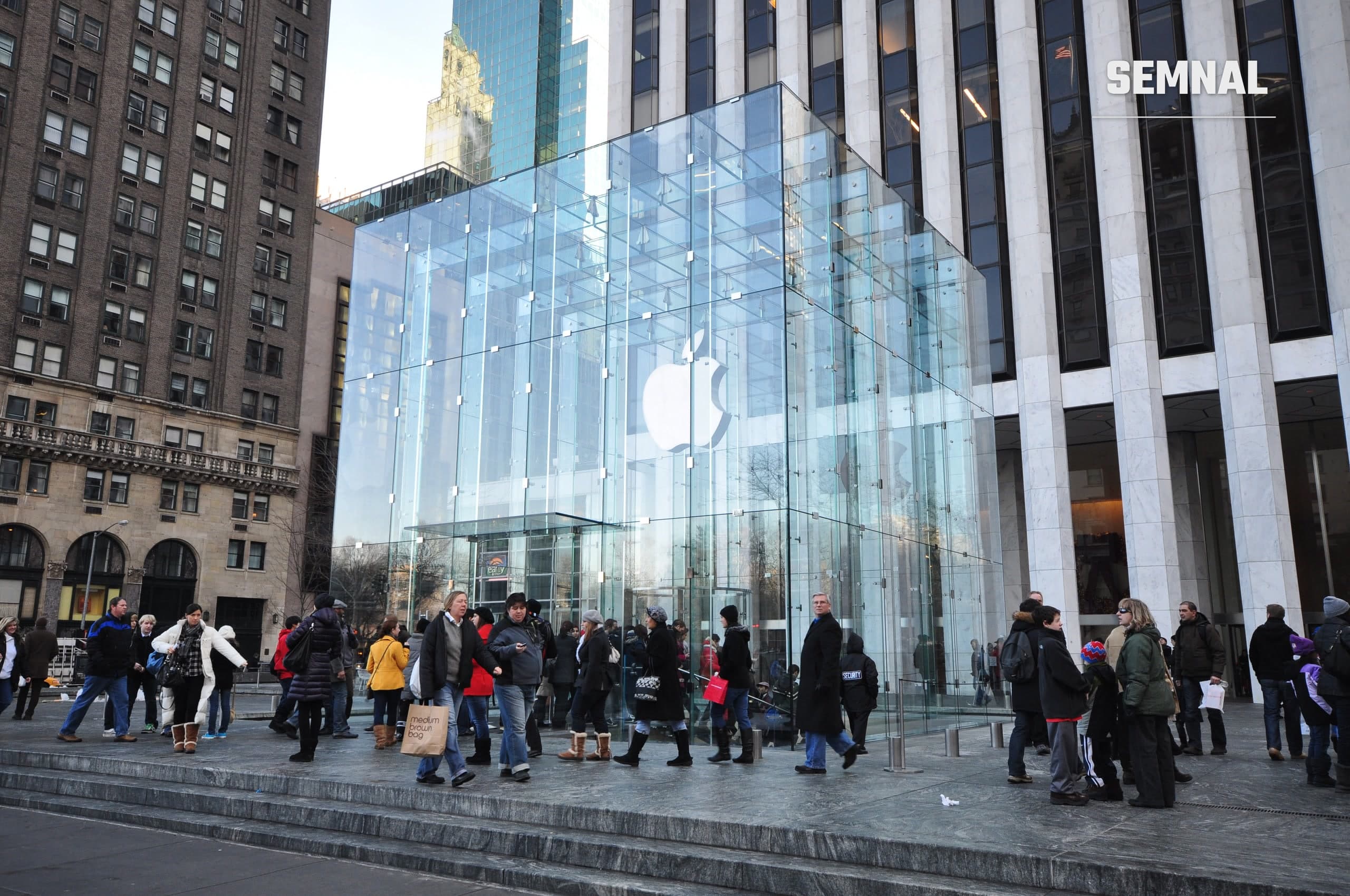 Fațada de sticlă a magazinului Apple de pe Fifth Avenue din New York